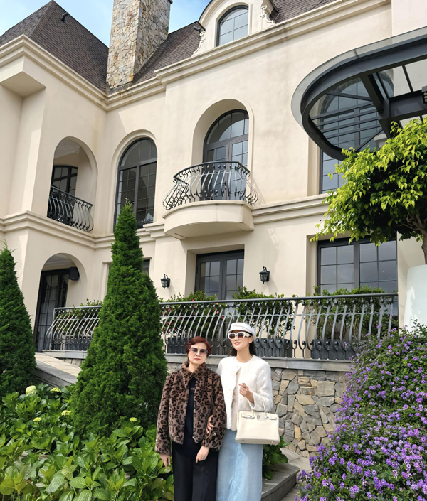 Mẹ ruột nữ diễn viên giàu nhất miền Bắc trẻ đẹp như thế nào mà ai cũng dành lời khen?- Ảnh 4.