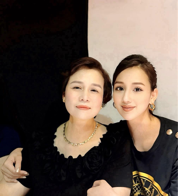 Mẹ ruột nữ diễn viên giàu nhất miền Bắc trẻ đẹp như thế nào mà ai cũng dành lời khen?- Ảnh 5.