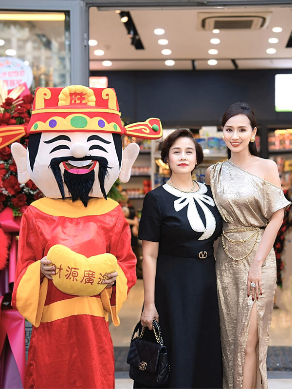 Mẹ ruột nữ diễn viên giàu nhất miền Bắc trẻ đẹp như thế nào mà ai cũng dành lời khen?- Ảnh 6.