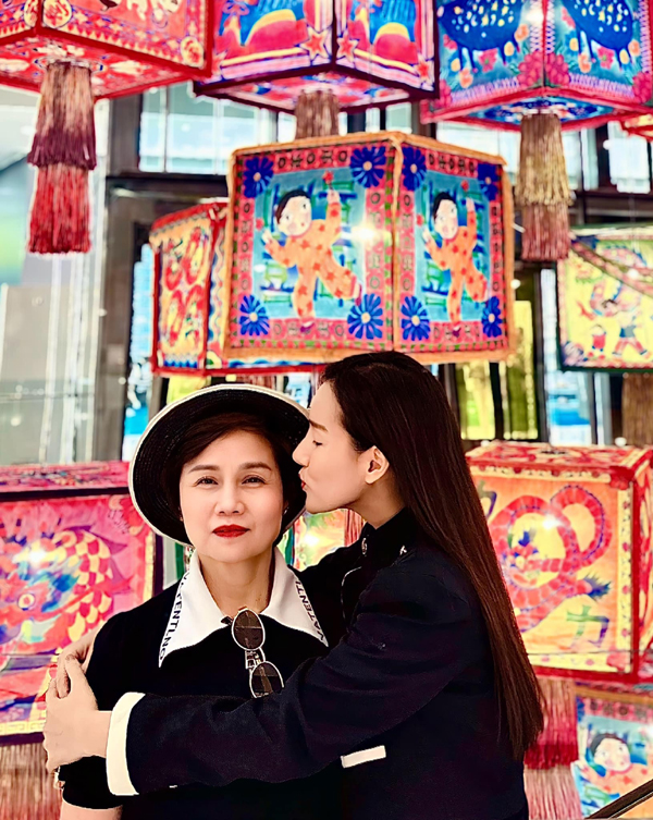 Mẹ ruột nữ diễn viên giàu nhất miền Bắc trẻ đẹp như thế nào mà ai cũng dành lời khen?- Ảnh 7.