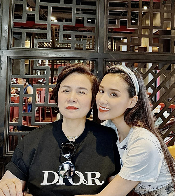 Mẹ ruột nữ diễn viên giàu nhất miền Bắc trẻ đẹp như thế nào mà ai cũng dành lời khen?- Ảnh 8.