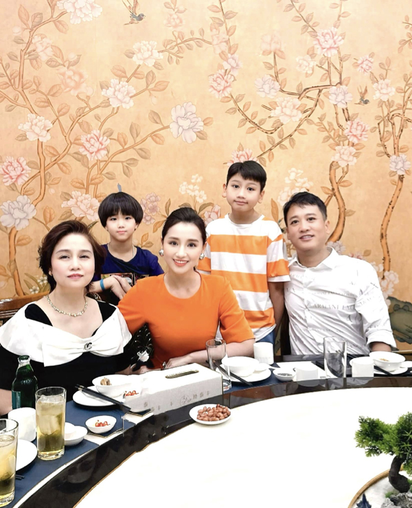 Mẹ ruột nữ diễn viên giàu nhất miền Bắc trẻ đẹp như thế nào mà ai cũng dành lời khen?- Ảnh 9.