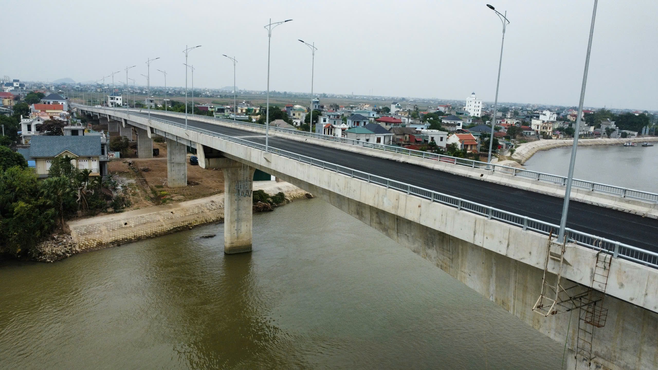 Sau hơn 2 năm thi công, cầu Đống Cao ở Nam Định đã thảm nhựa và hẹn ngày thông xe - Ảnh 10.