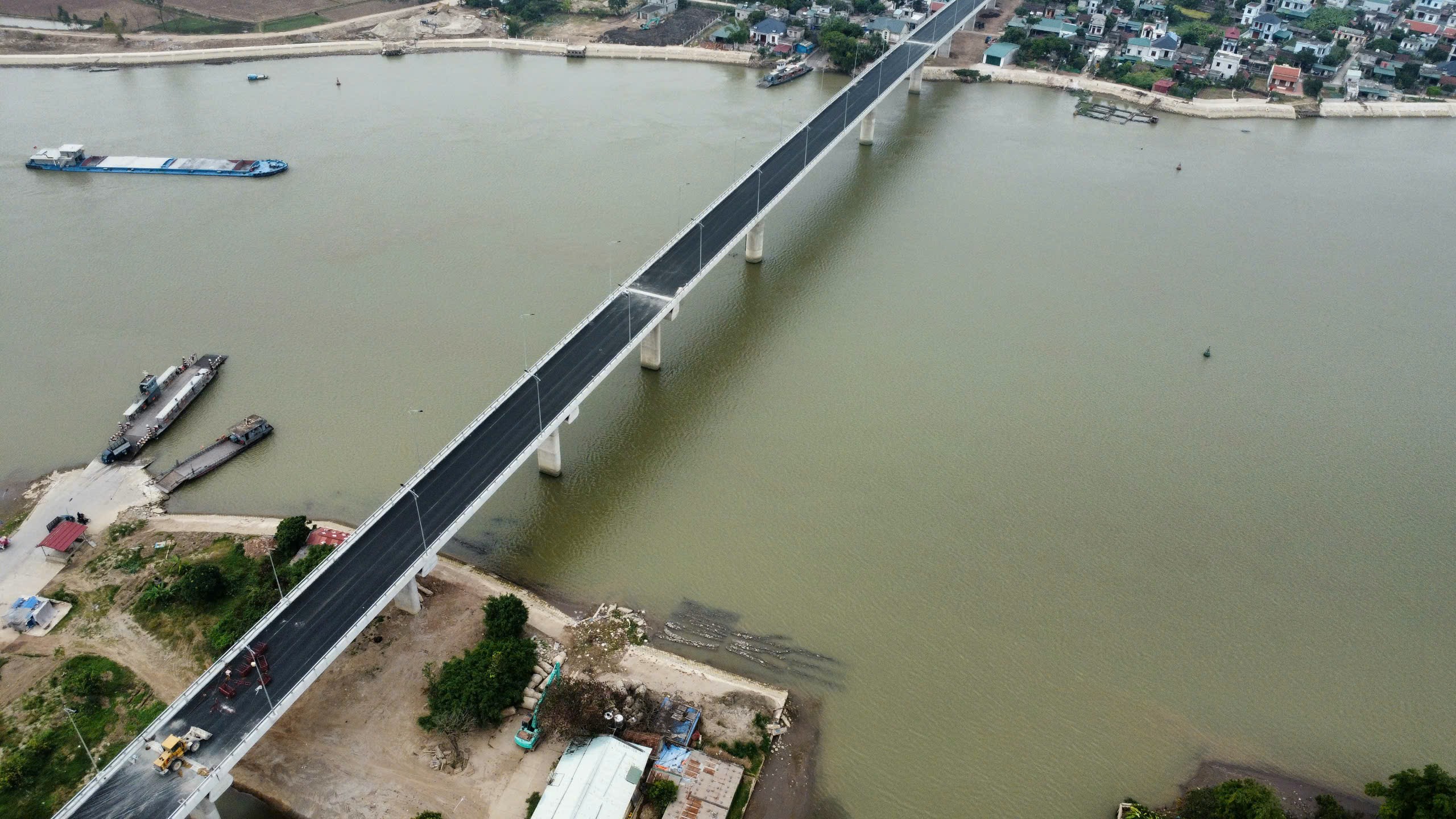 Sau hơn 2 năm thi công, cầu Đống Cao ở Nam Định đã thảm nhựa và hẹn ngày thông xe - Ảnh 8.