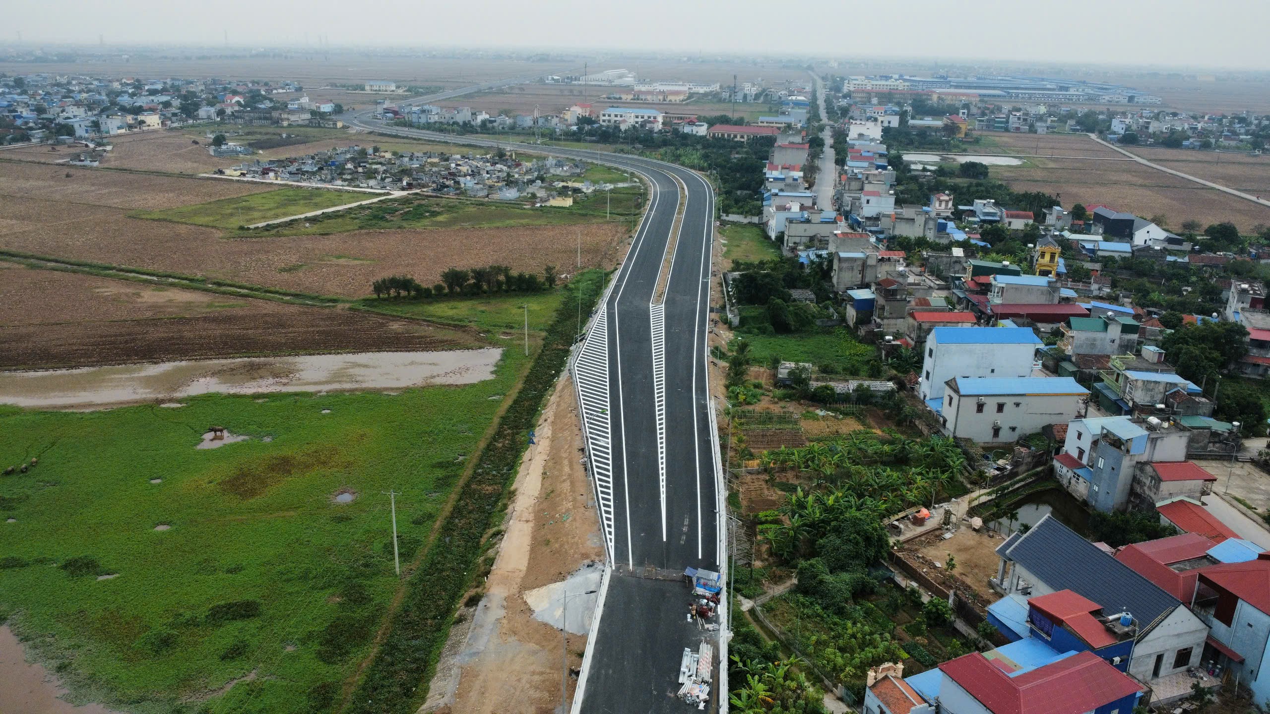 Sau hơn 2 năm thi công, cầu Đống Cao ở Nam Định đã thảm nhựa và hẹn ngày thông xe - Ảnh 5.