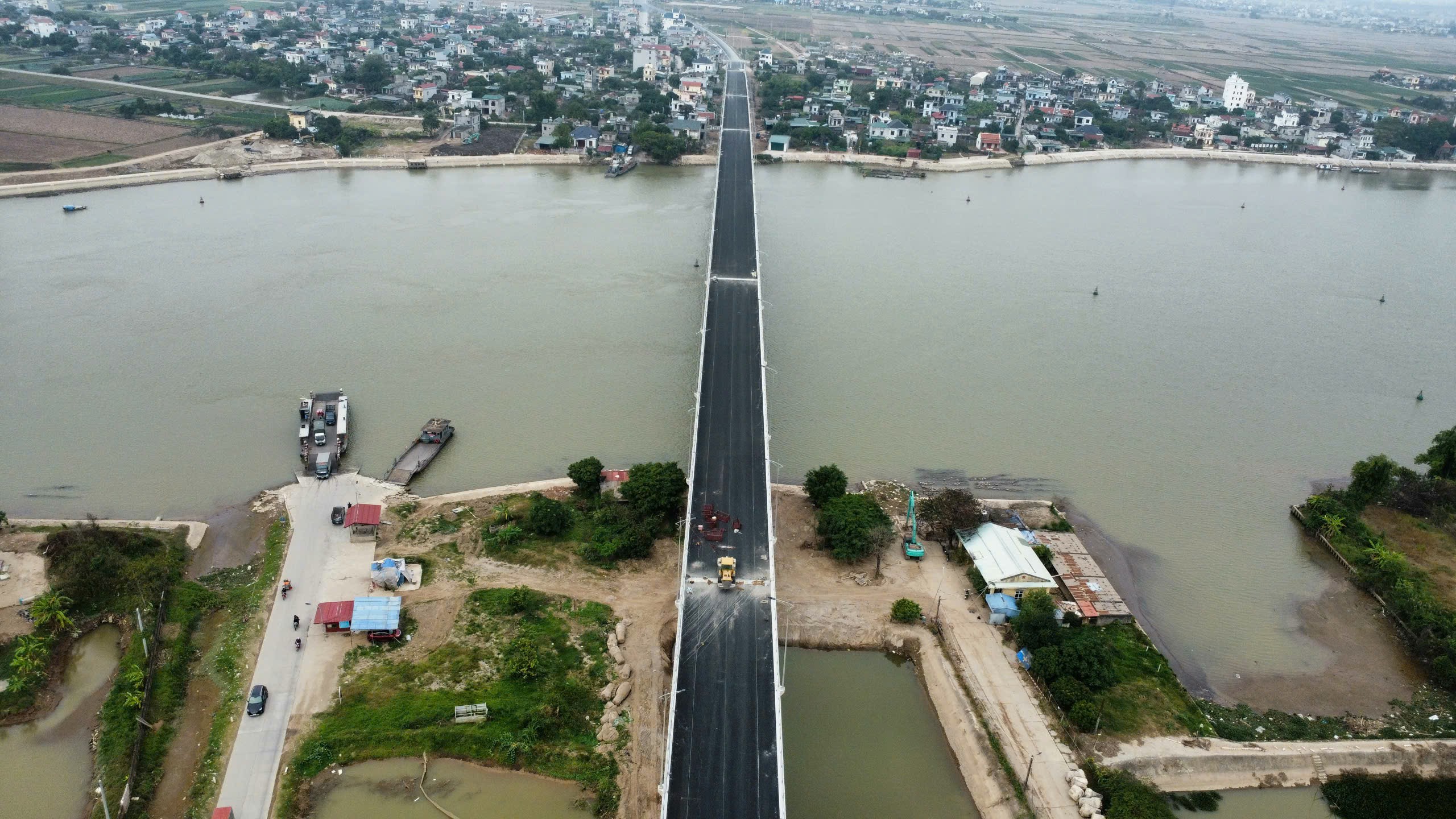 Sau hơn 2 năm thi công, cầu Đống Cao ở Nam Định đã thảm nhựa và hẹn ngày thông xe - Ảnh 1.