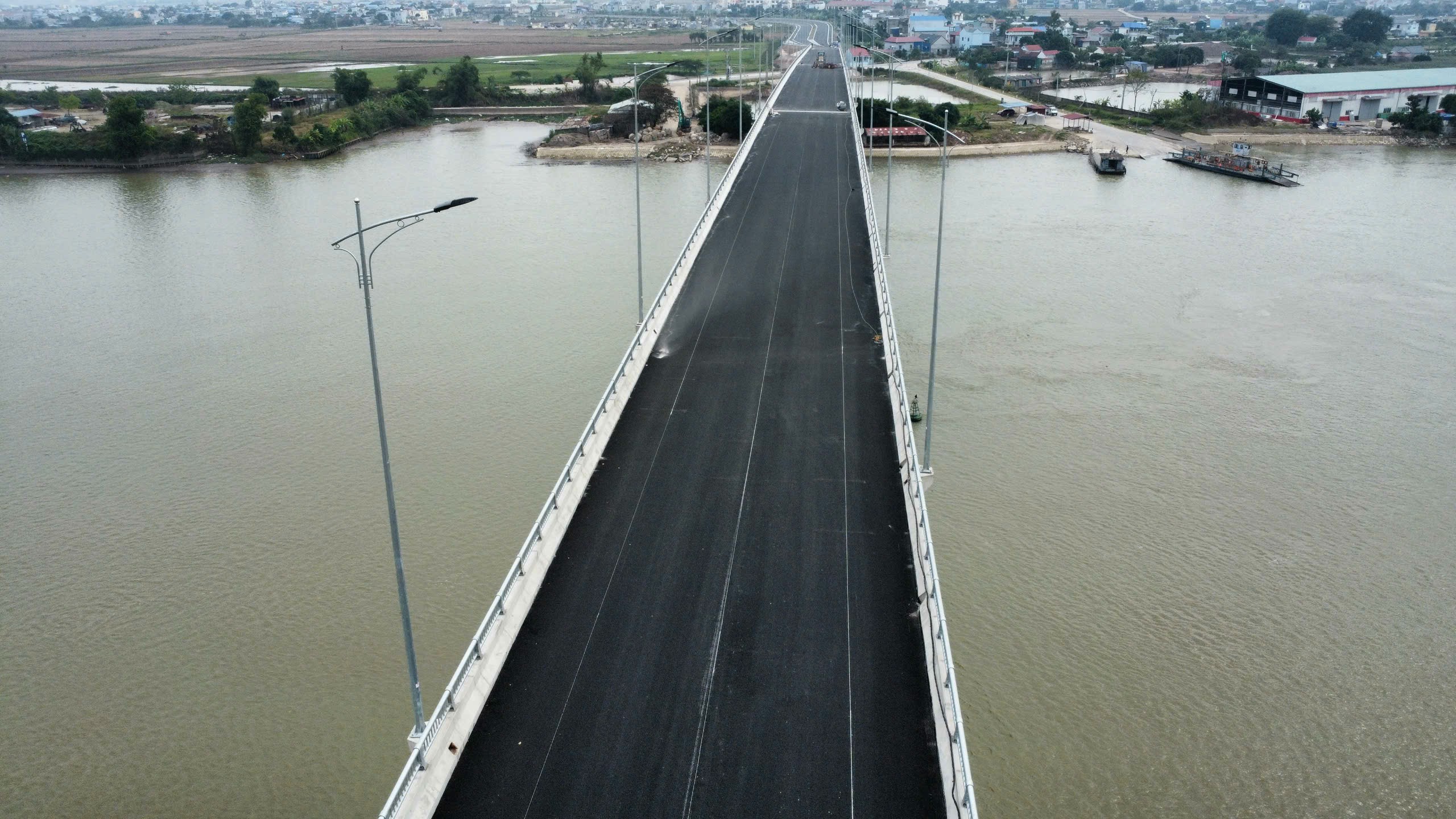 Sau hơn 2 năm thi công, cầu Đống Cao ở Nam Định đã thảm nhựa và hẹn ngày thông xe - Ảnh 2.