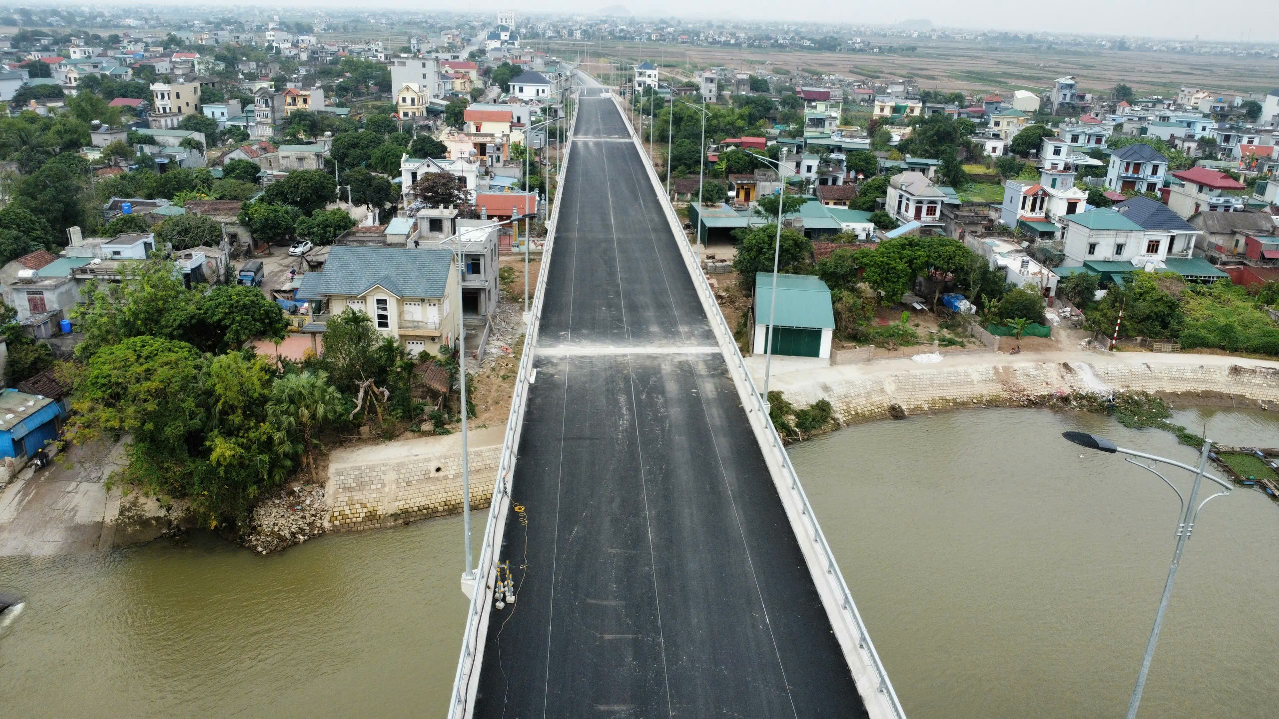 Sau hơn 2 năm thi công, cầu Đống Cao ở Nam Định đã thảm nhựa và hẹn ngày thông xe - Ảnh 4.