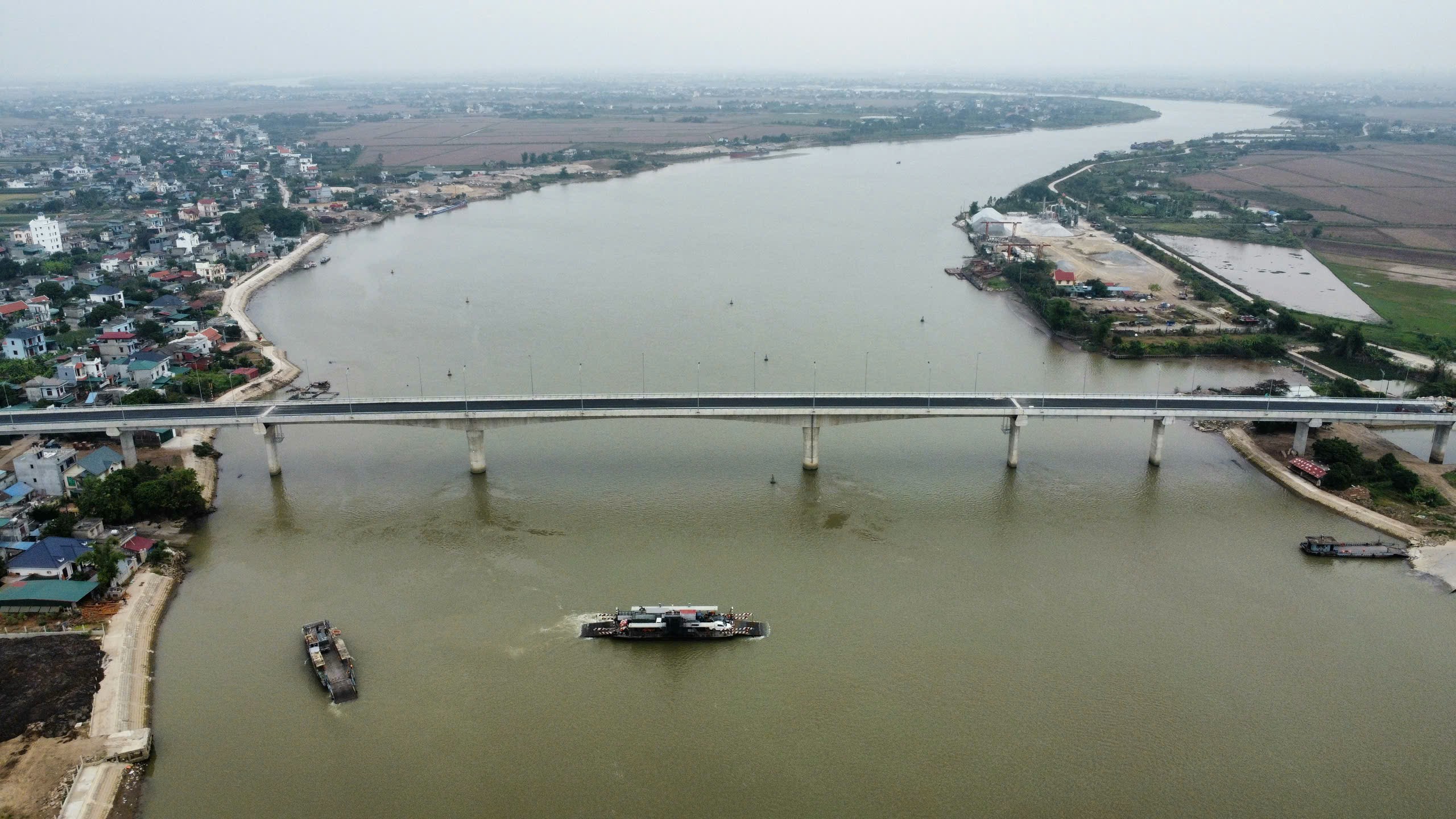 Sau hơn 2 năm thi công, cầu Đống Cao ở Nam Định đã thảm nhựa và hẹn ngày thông xe - Ảnh 9.