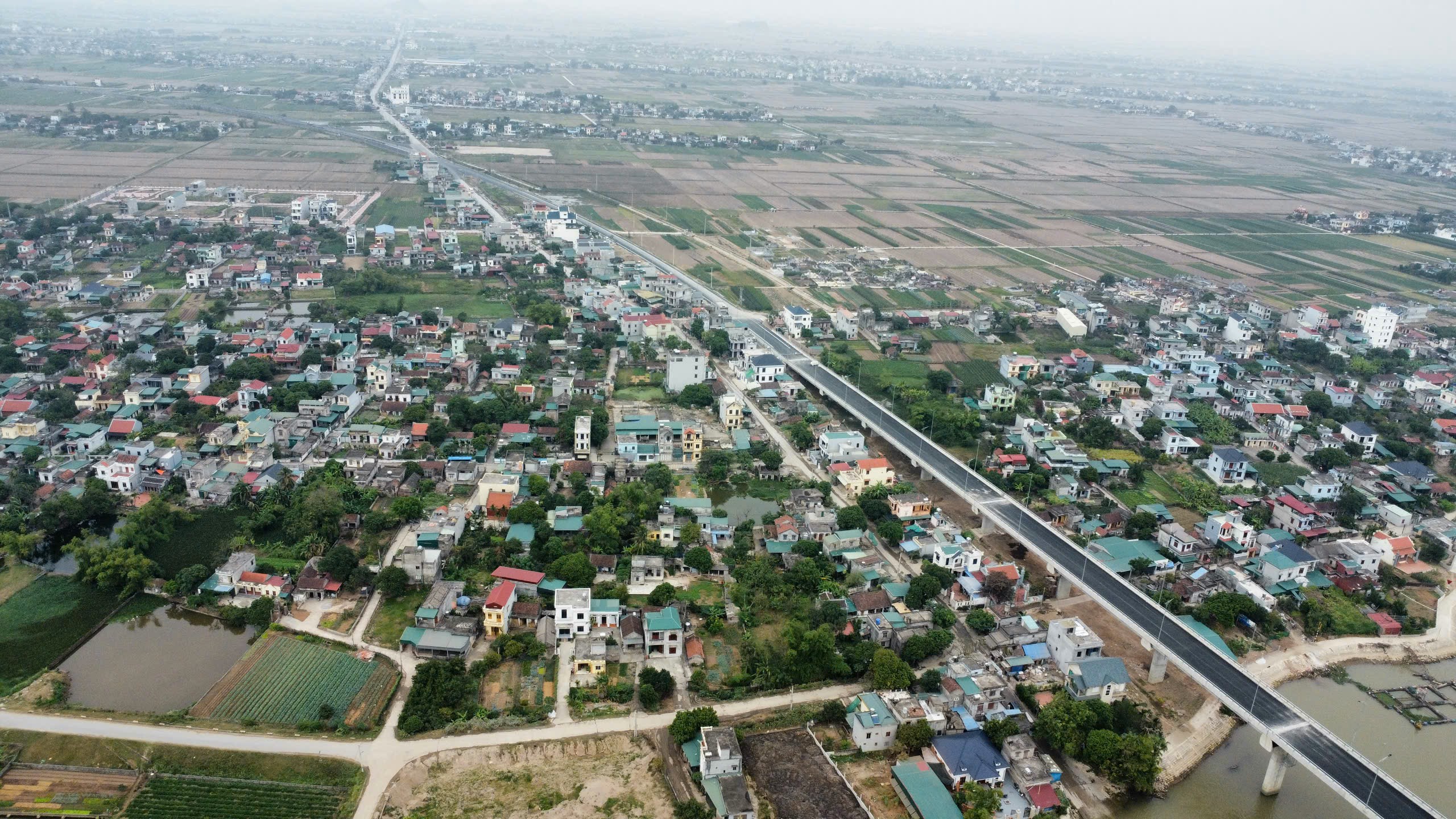 Sau hơn 2 năm thi công, cầu Đống Cao ở Nam Định đã thảm nhựa và hẹn ngày thông xe - Ảnh 6.