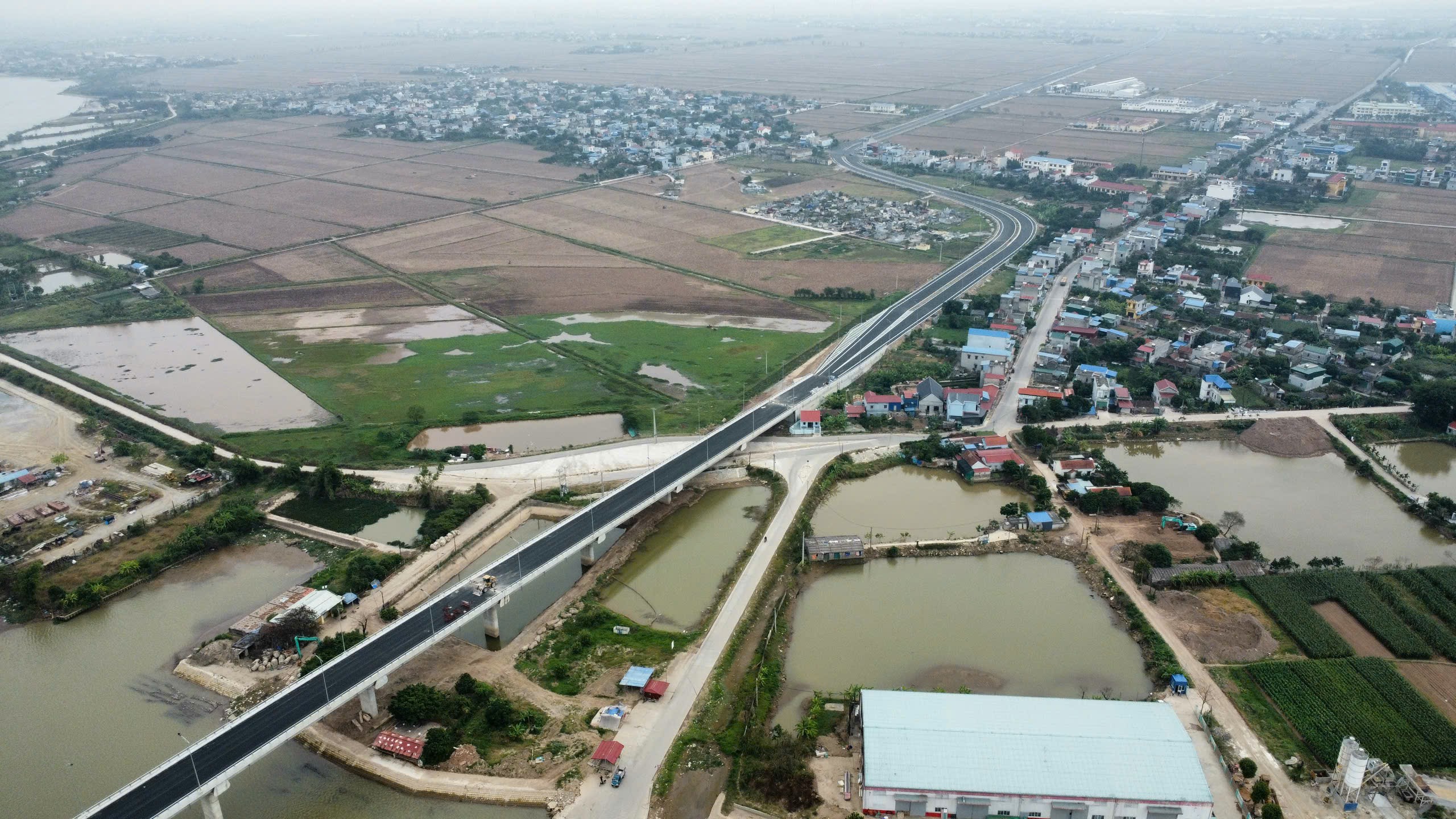 Sau hơn 2 năm thi công, cầu Đống Cao ở Nam Định đã thảm nhựa và hẹn ngày thông xe - Ảnh 11.