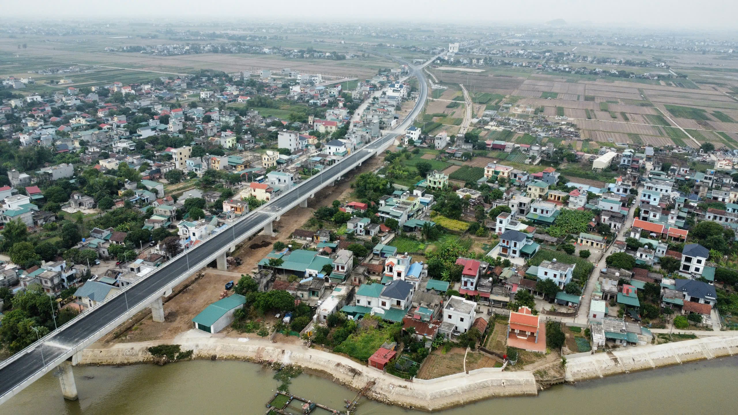 Sau hơn 2 năm thi công, cầu Đống Cao ở Nam Định đã thảm nhựa và hẹn ngày thông xe - Ảnh 12.