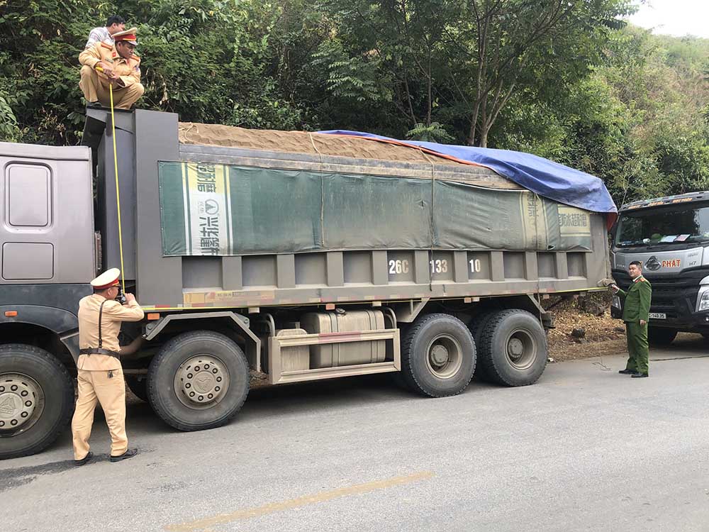 Sơn La: Chở quá tải trên 300%, chủ phương tiện bị phạt nặng- Ảnh 2. Sơn La: Chở quá tải trên 300%, chủ phương tiện bị phạt nặng- Ảnh 2.