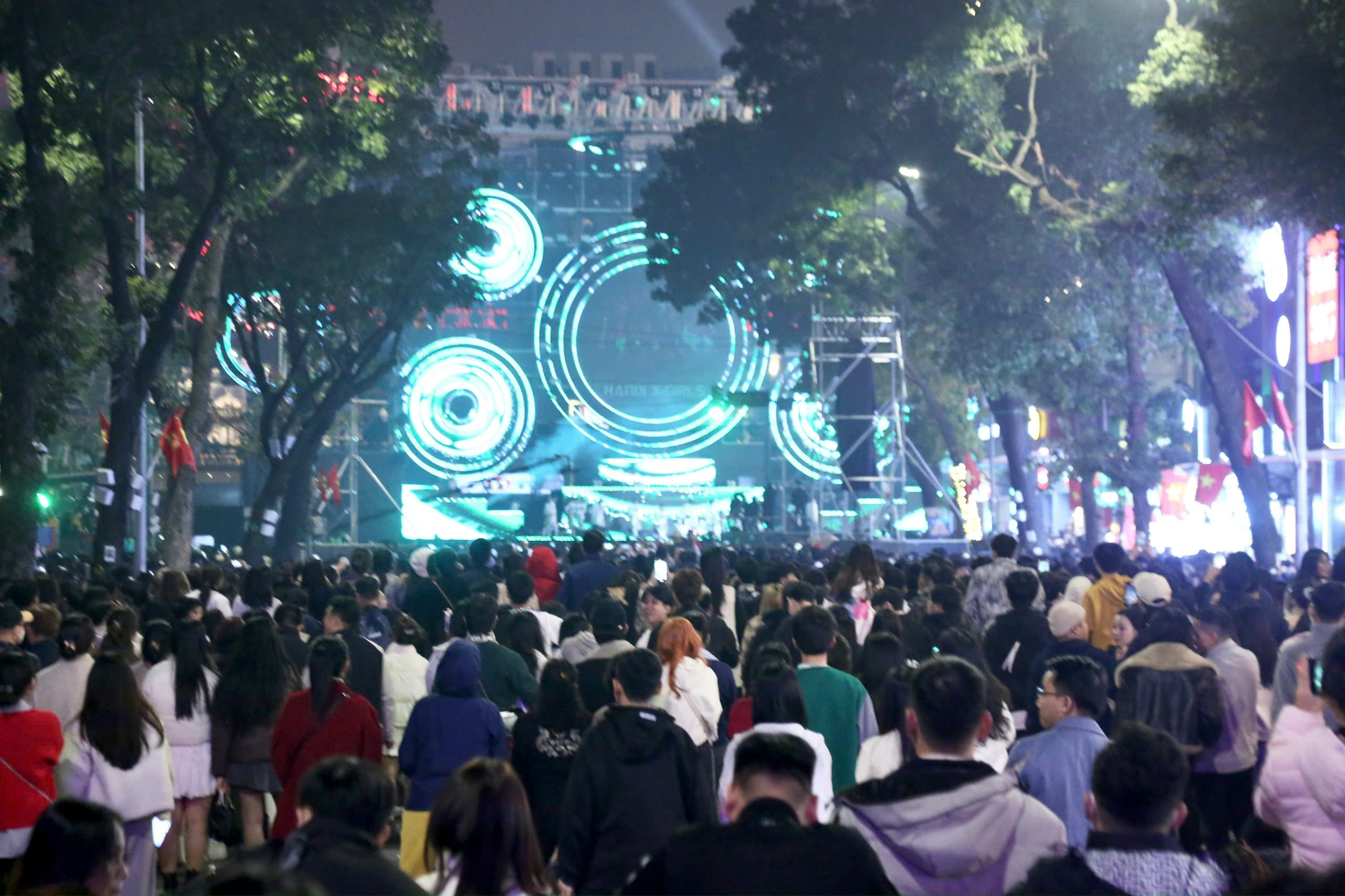 'Biển người' ùn ùn kéo về bờ hồ Hoàn Kiếm trước giờ Countdown- Ảnh 10.