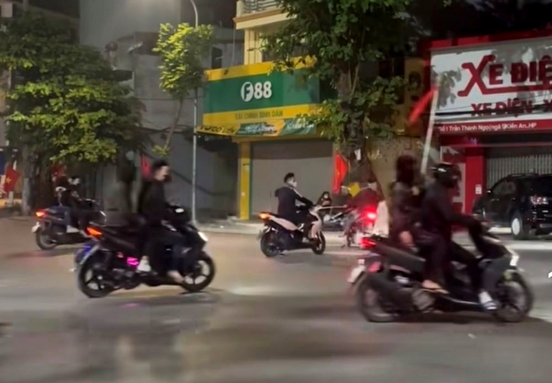 Truy tìm nhóm thanh niên mang theo hung khí đuổi đánh người đi đường lúc rạng sáng- Ảnh 1. Truy tìm nhóm thanh niên mang theo hung khí đuổi đánh người đi đường lúc rạng sáng- Ảnh 1.