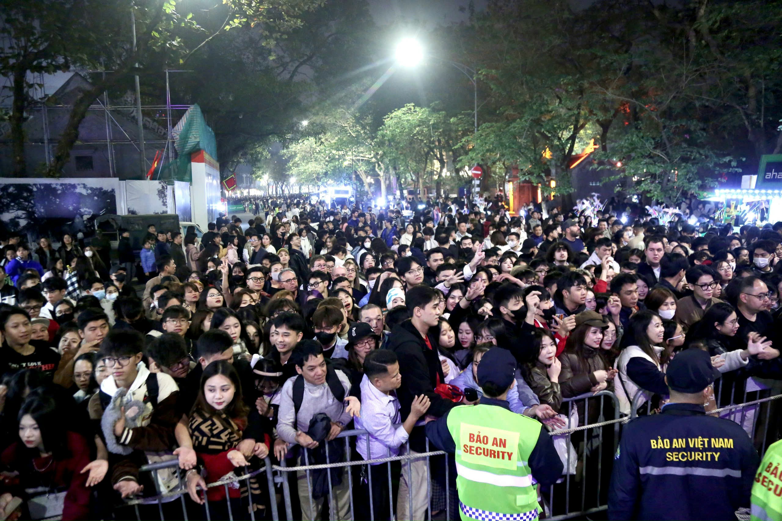 'Biển người' ùn ùn kéo về bờ hồ Hoàn Kiếm trước giờ Countdown- Ảnh 1.