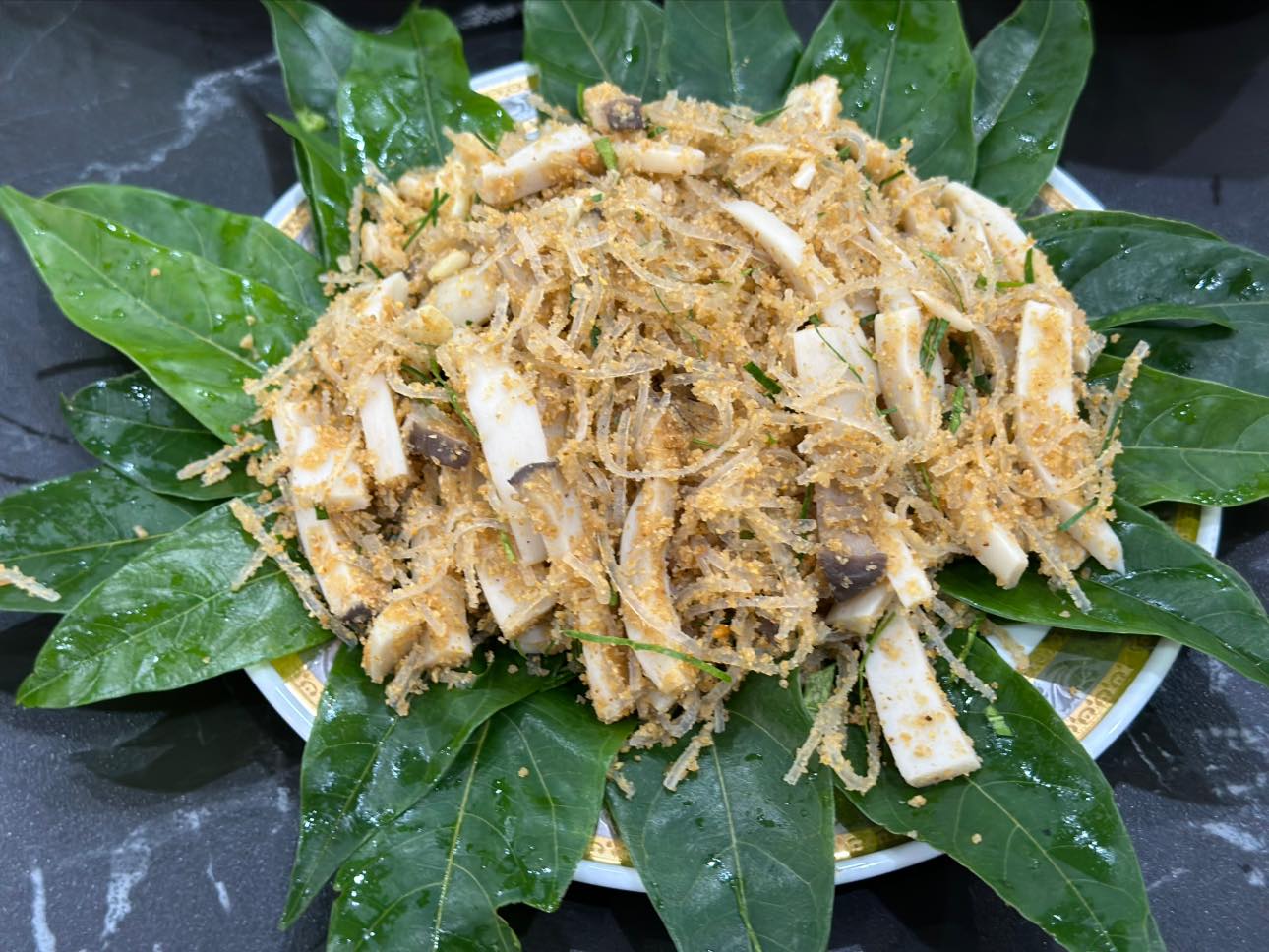 This type of leaf is abundant in our country. It is very good to eat fresh or drink the juice. Using it in this dish makes it even more nutritious. - Photo 4. Loại lá có nhiều ở nước ta, ăn tươi hay uống nước đều rất tốt, dùng trong món ăn này càng thêm bổ dưỡng- Ảnh 4.