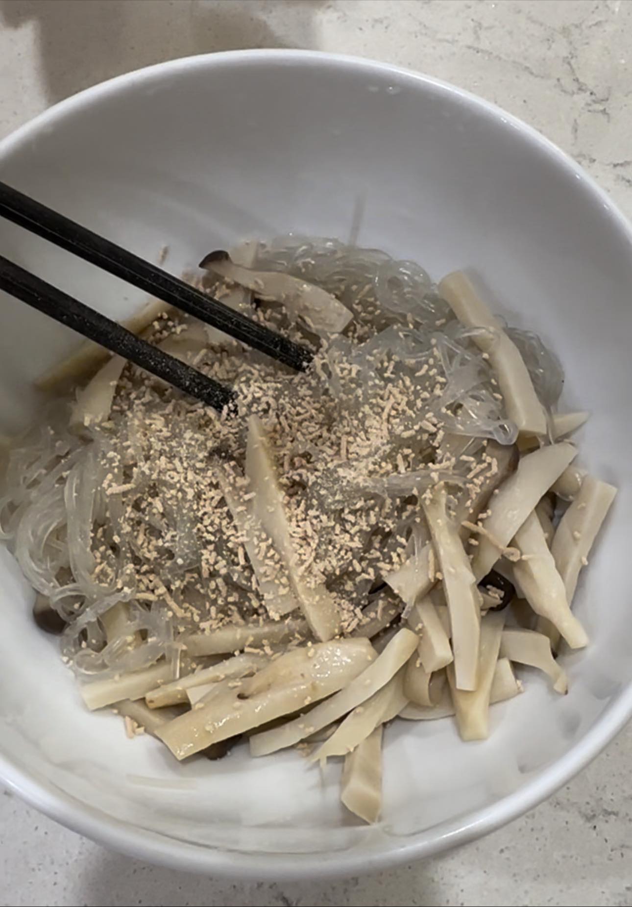 This type of leaf is abundant in our country. It is very good to eat fresh or drink the juice. Using it in this dish makes it even more nutritious - Photo 2. Loại lá có nhiều ở nước ta, ăn tươi hay uống nước đều rất tốt, dùng trong món ăn này càng thêm bổ dưỡng- Ảnh 2.