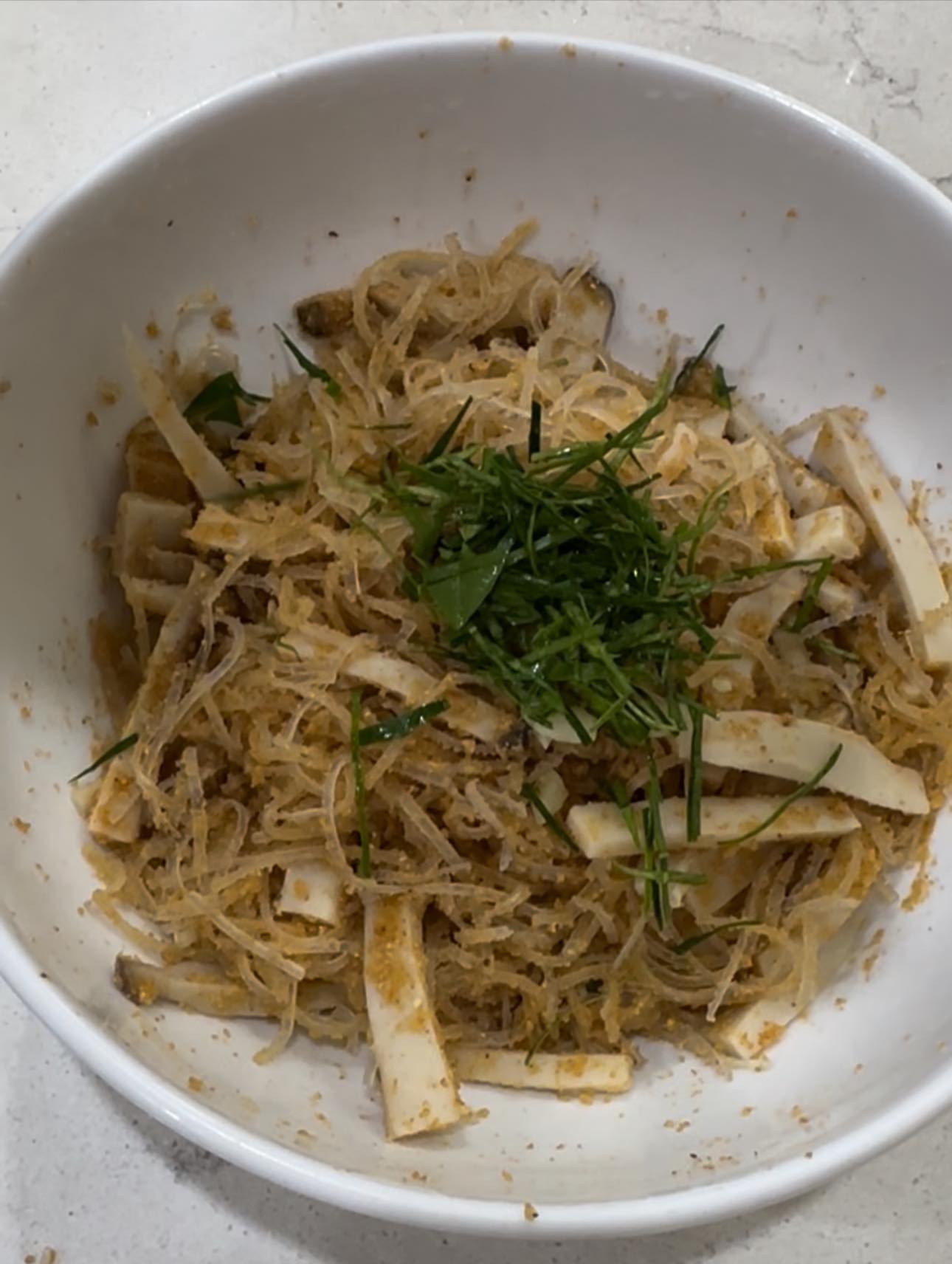 This type of leaf is abundant in our country. It is very good to eat fresh or drink the juice. Using it in this dish makes it even more nutritious - Photo 3. Loại lá có nhiều ở nước ta, ăn tươi hay uống nước đều rất tốt, dùng trong món ăn này càng thêm bổ dưỡng- Ảnh 3.