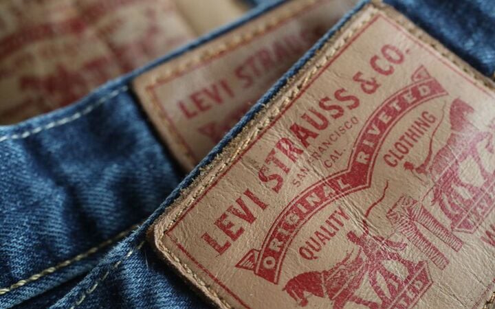 Tại sao cạp quần jeans lại có nhãn da?