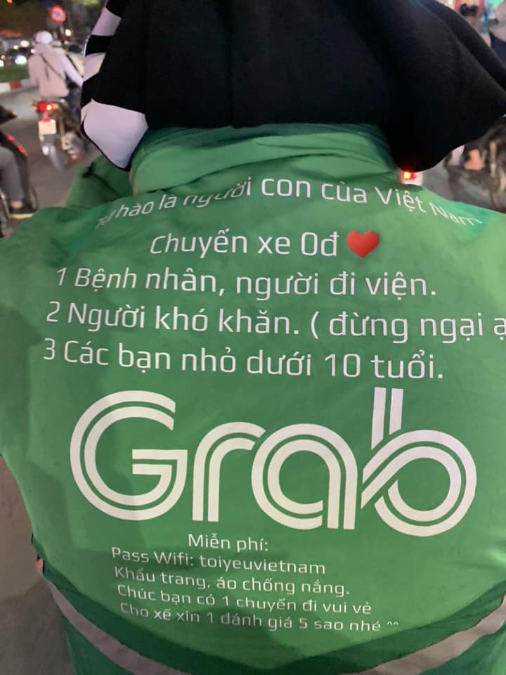 Dòng chữ tự in phía sau lưng tài xế Grab khiến nữ hành khách cay mắt, biết danh tính càng bất ngờ - Ảnh 1.