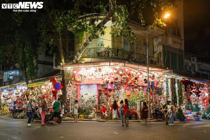 Nghề 'nặn' người tuyết ở Hà Nội kiếm bộn tiền trong mùa Giáng sinh - Ảnh 1.