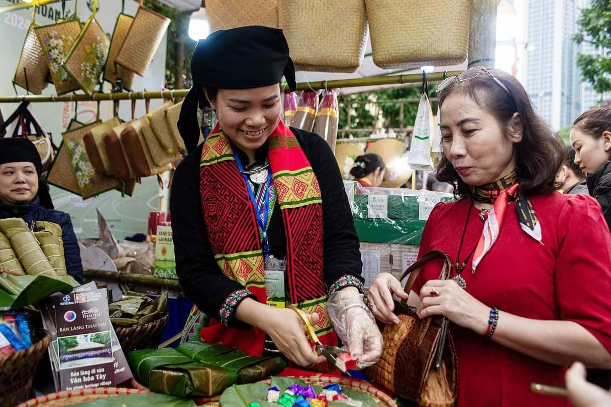 Người dân Hà Nội hào hứng thưởng thức ẩm thực của hơn 40 quốc gia tại Liên hoan Ẩm thực Quốc tế 2024- Ảnh 3.