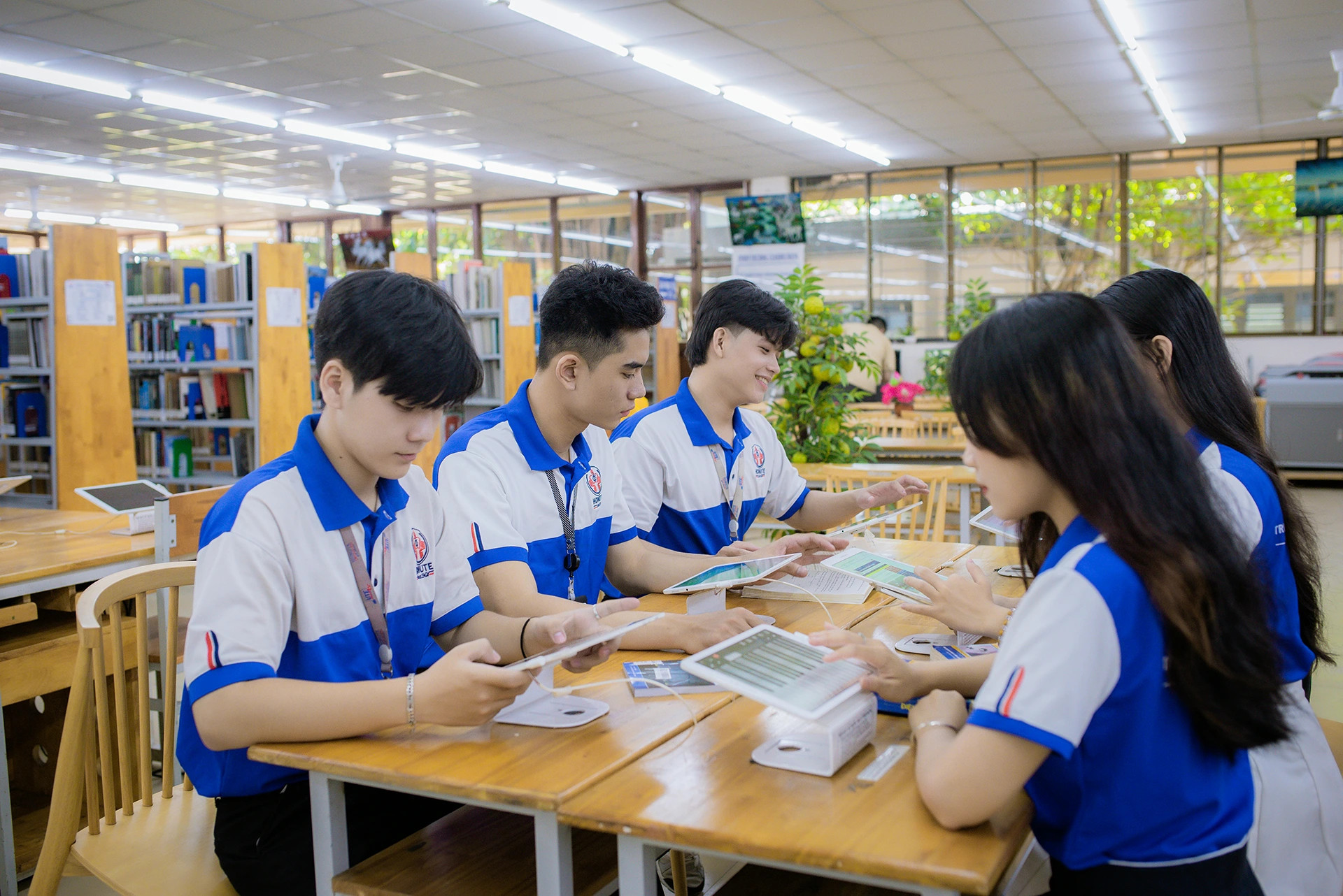 Sinh viên nữ được yêu cầu không mặc quần jean rách, váy ngắn trên gối đến trường - Ảnh 1.