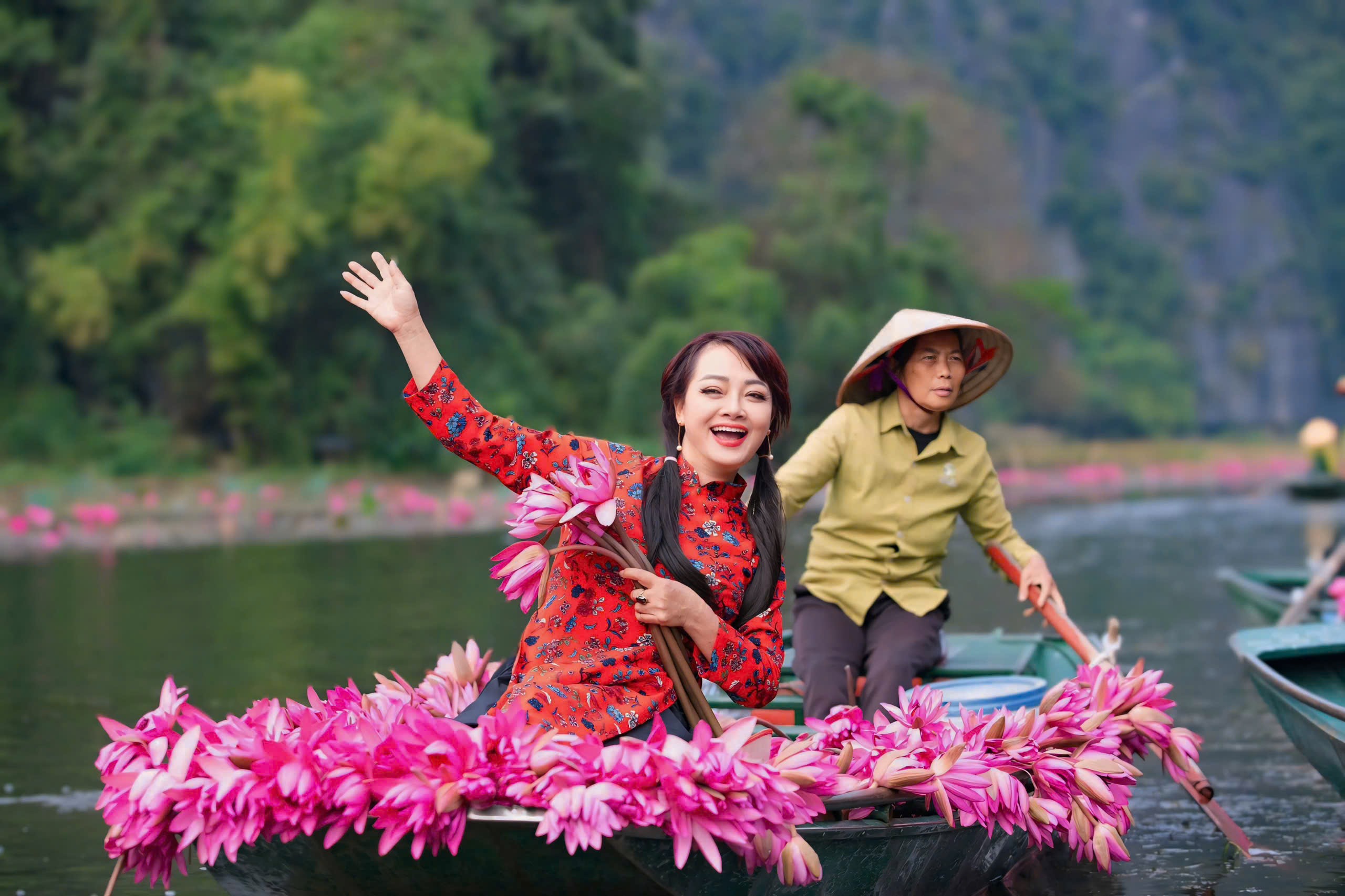Nghệ sĩ Trà My khoe sắc bên hoa súng - Ảnh 5.