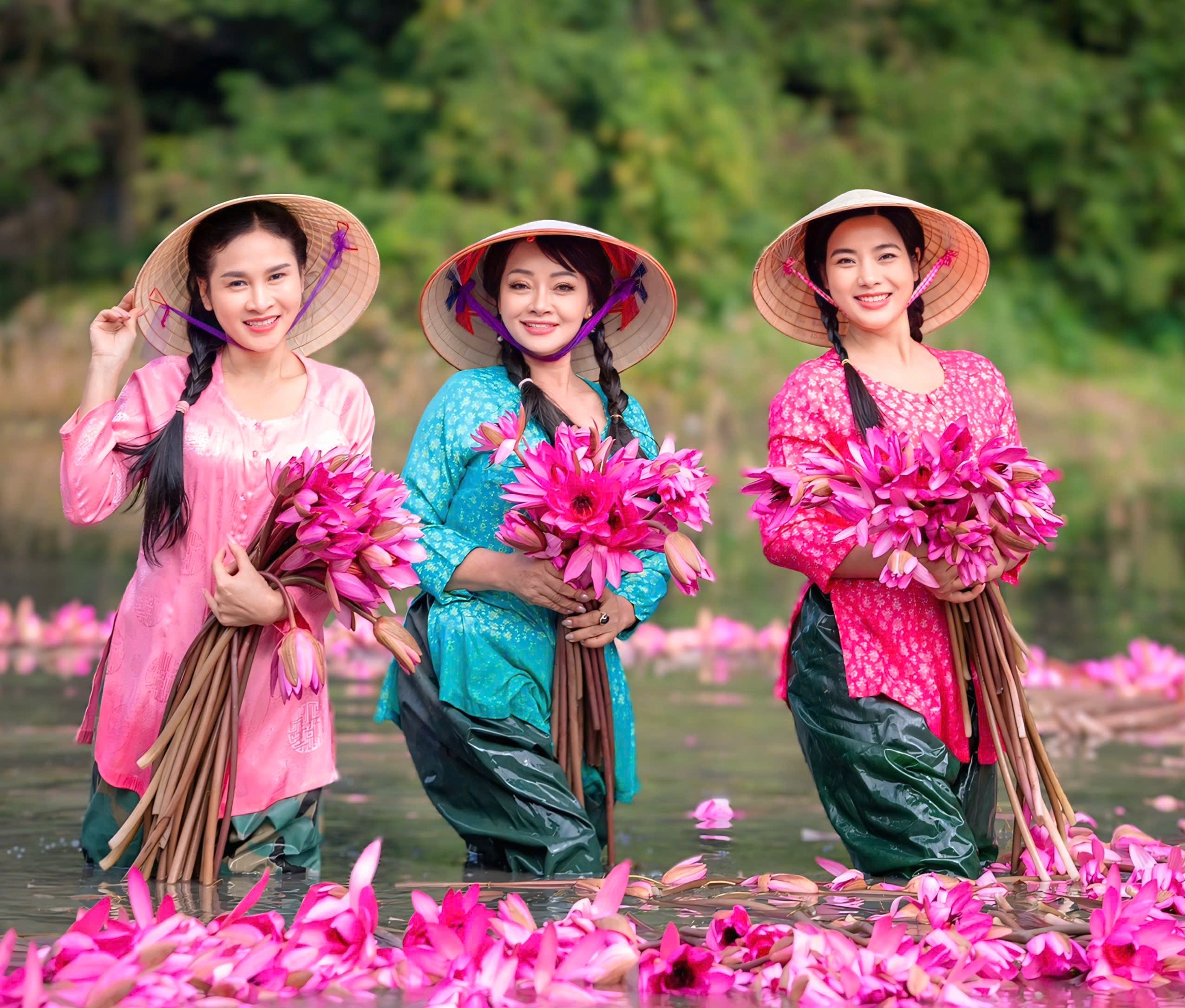 Nghệ sĩ Trà My khoe sắc bên hoa súng - Ảnh 8.
