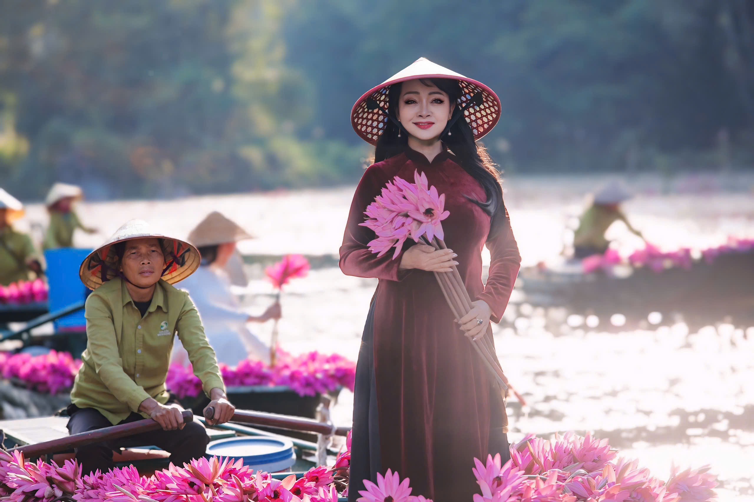Nghệ sĩ Trà My khoe sắc bên hoa súng - Ảnh 6.