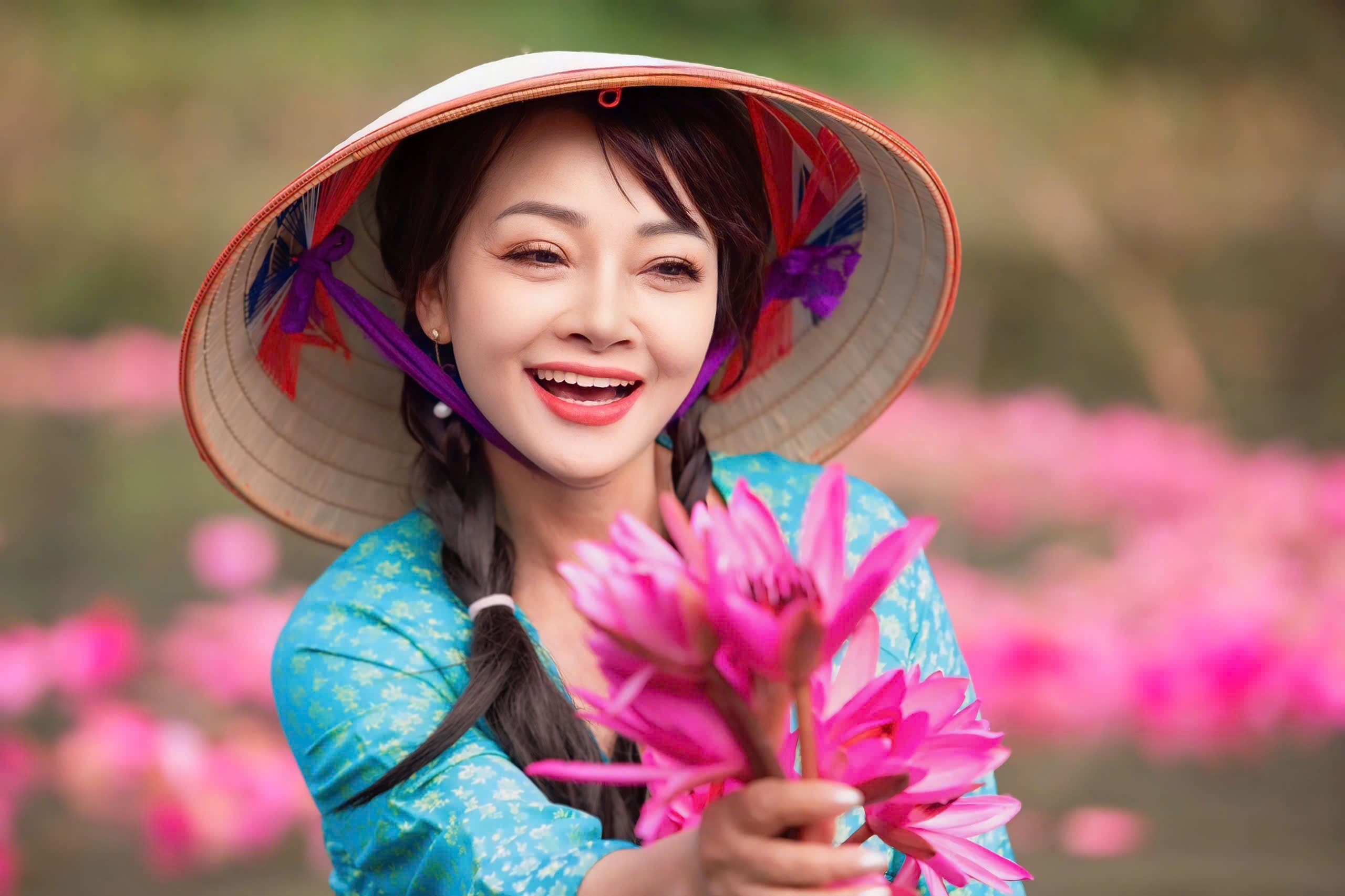 Nghệ sĩ Trà My khoe sắc bên hoa súng - Ảnh 4.