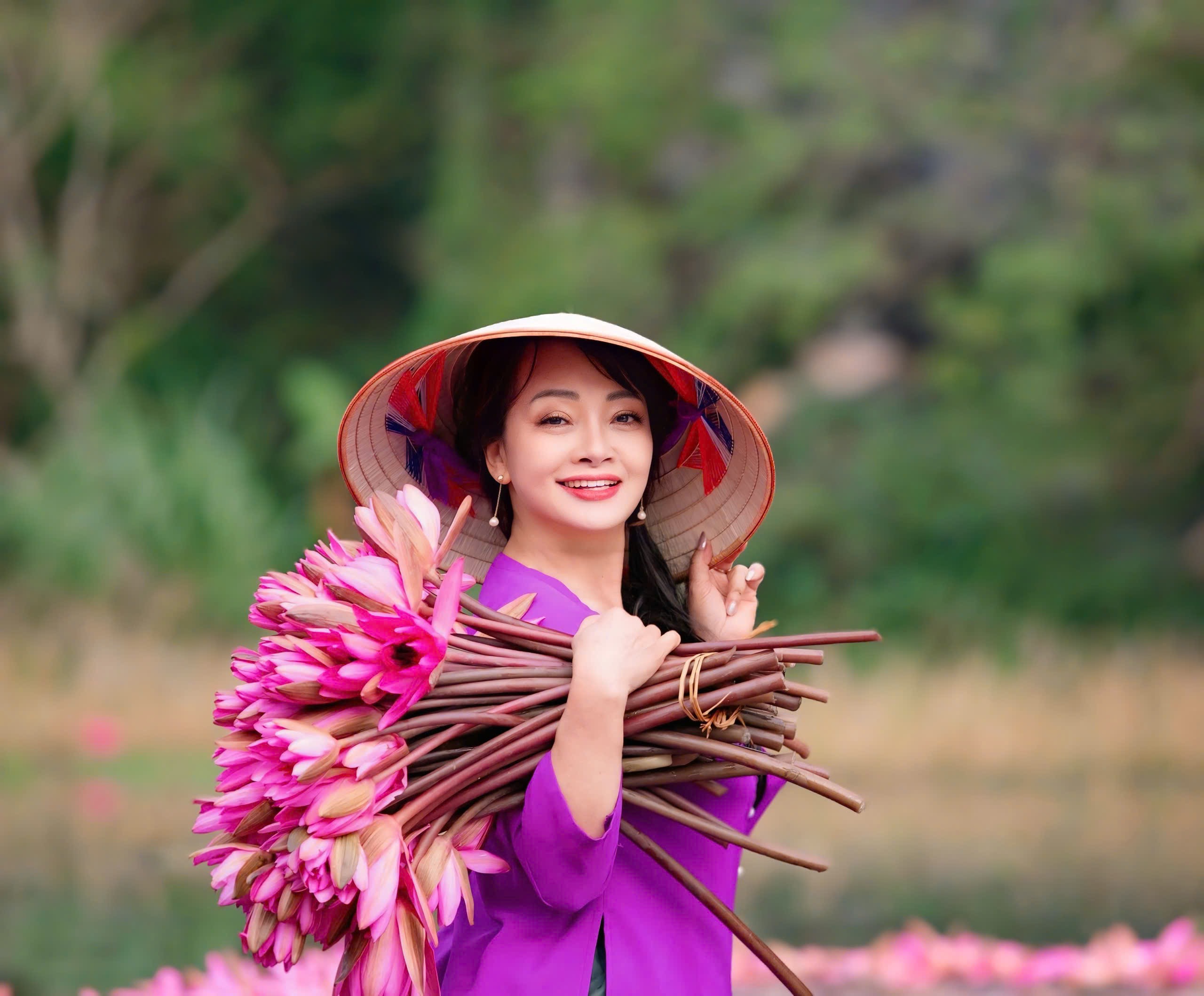 Nghệ sĩ Trà My khoe sắc bên hoa súng - Ảnh 2.