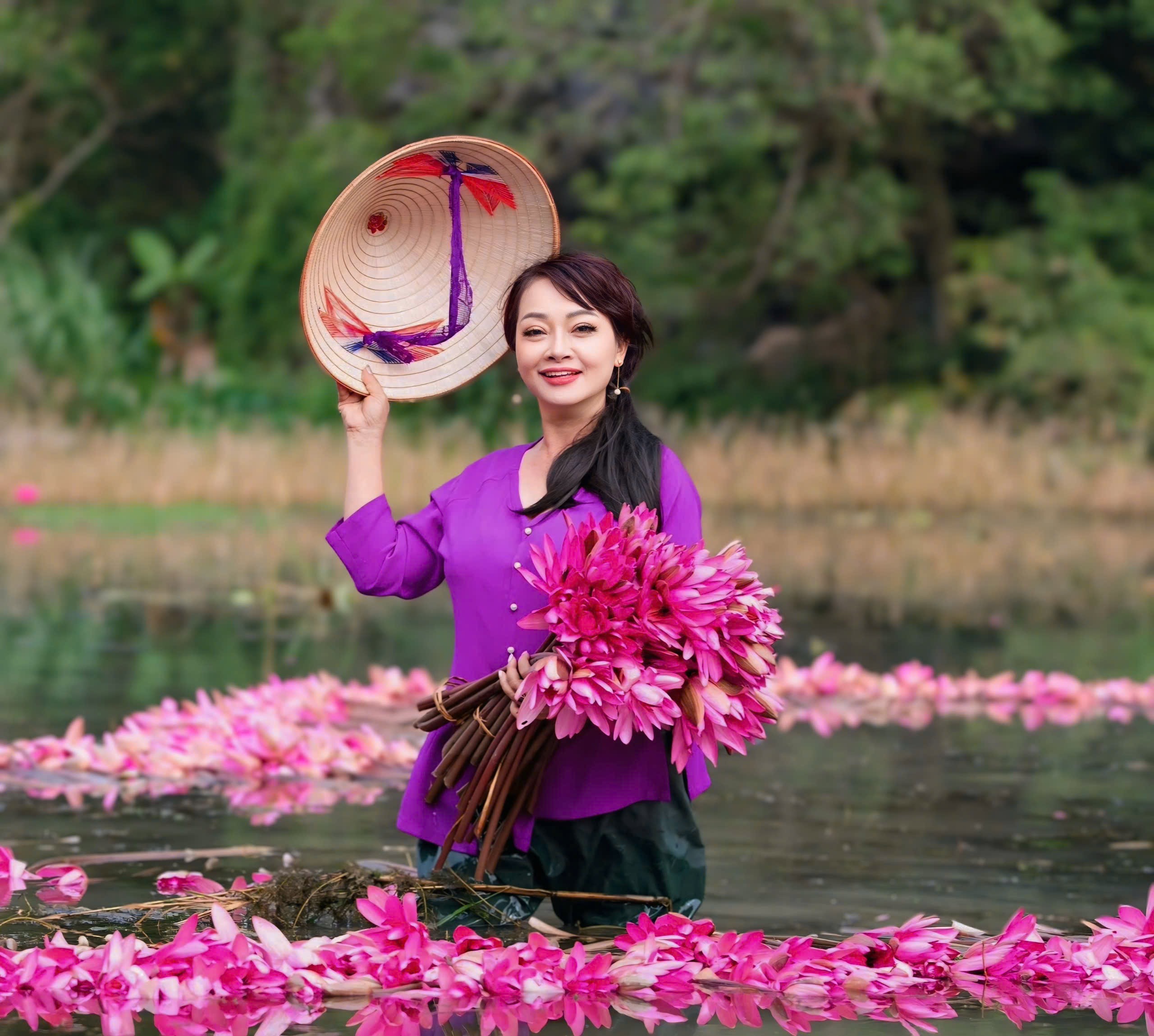 Nghệ sĩ Trà My khoe sắc bên hoa súng - Ảnh 1.