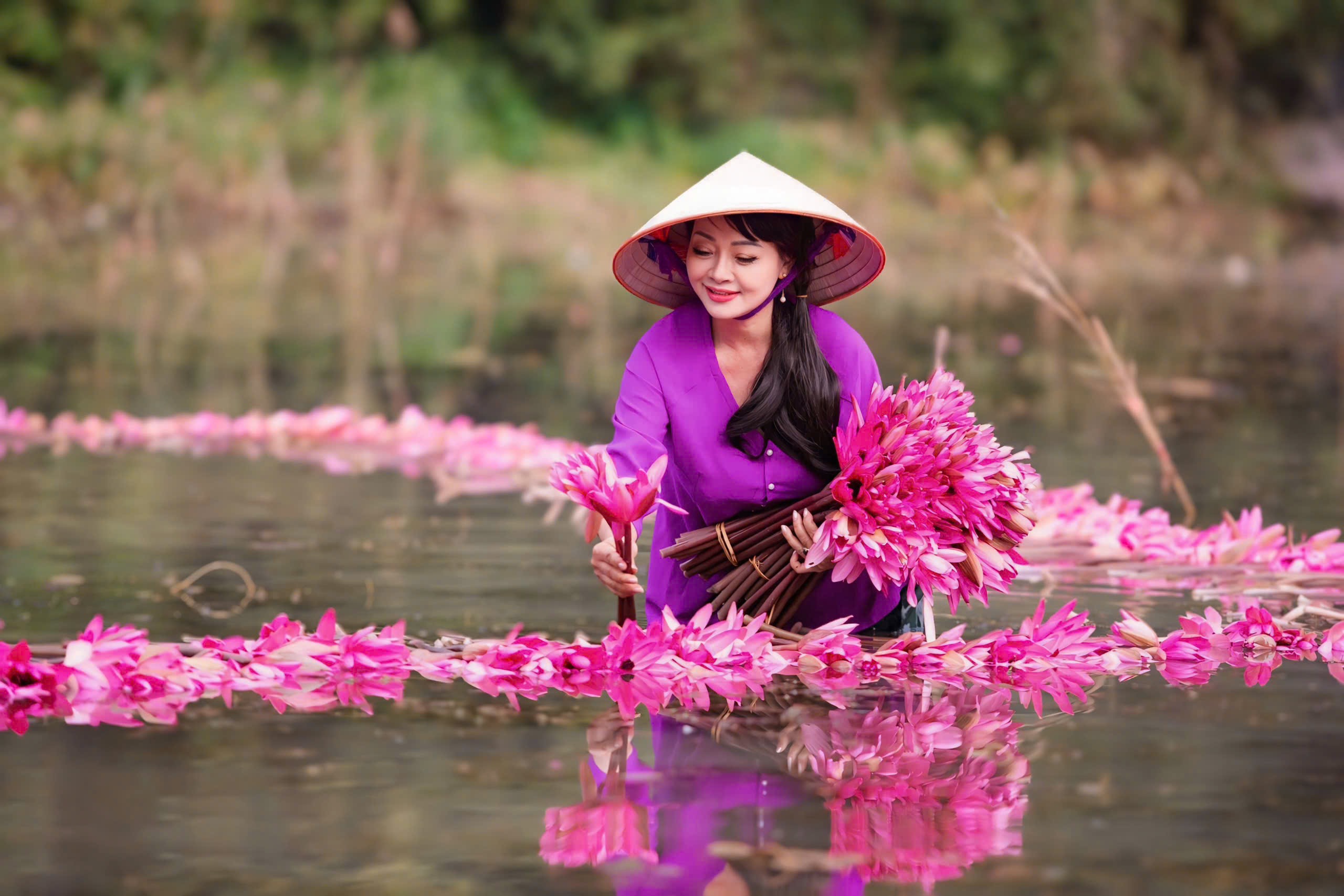 Nghệ sĩ Trà My khoe sắc bên hoa súng - Ảnh 3.