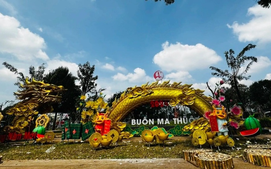 Chiêm ngắm linh vật rồng "ôm trọn đất trời" ở phố núi Đắk Lắk dài 16m