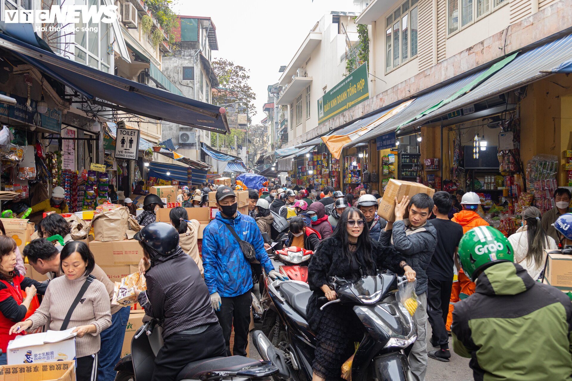 Người dân đổ xô sắm Tết, 'thủ phủ' bánh kẹo ở Hà Nội 'thất thủ' - Ảnh 1.