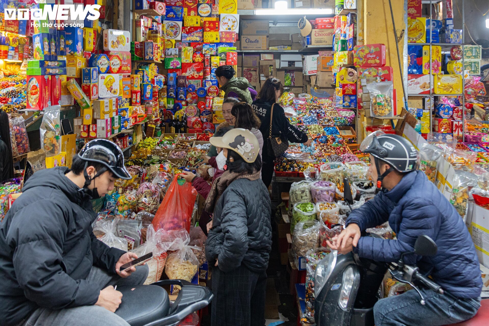 Người dân đổ xô sắm Tết, 'thủ phủ' bánh kẹo ở Hà Nội 'thất thủ' - Ảnh 4.
