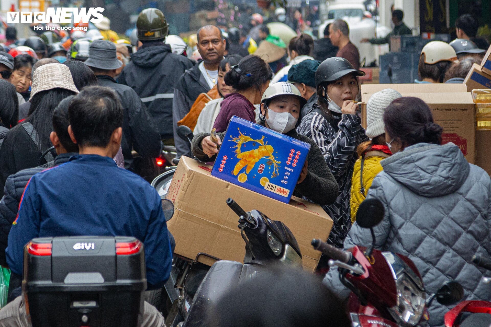 Người dân đổ xô sắm Tết, 'thủ phủ' bánh kẹo ở Hà Nội 'thất thủ' - Ảnh 15.