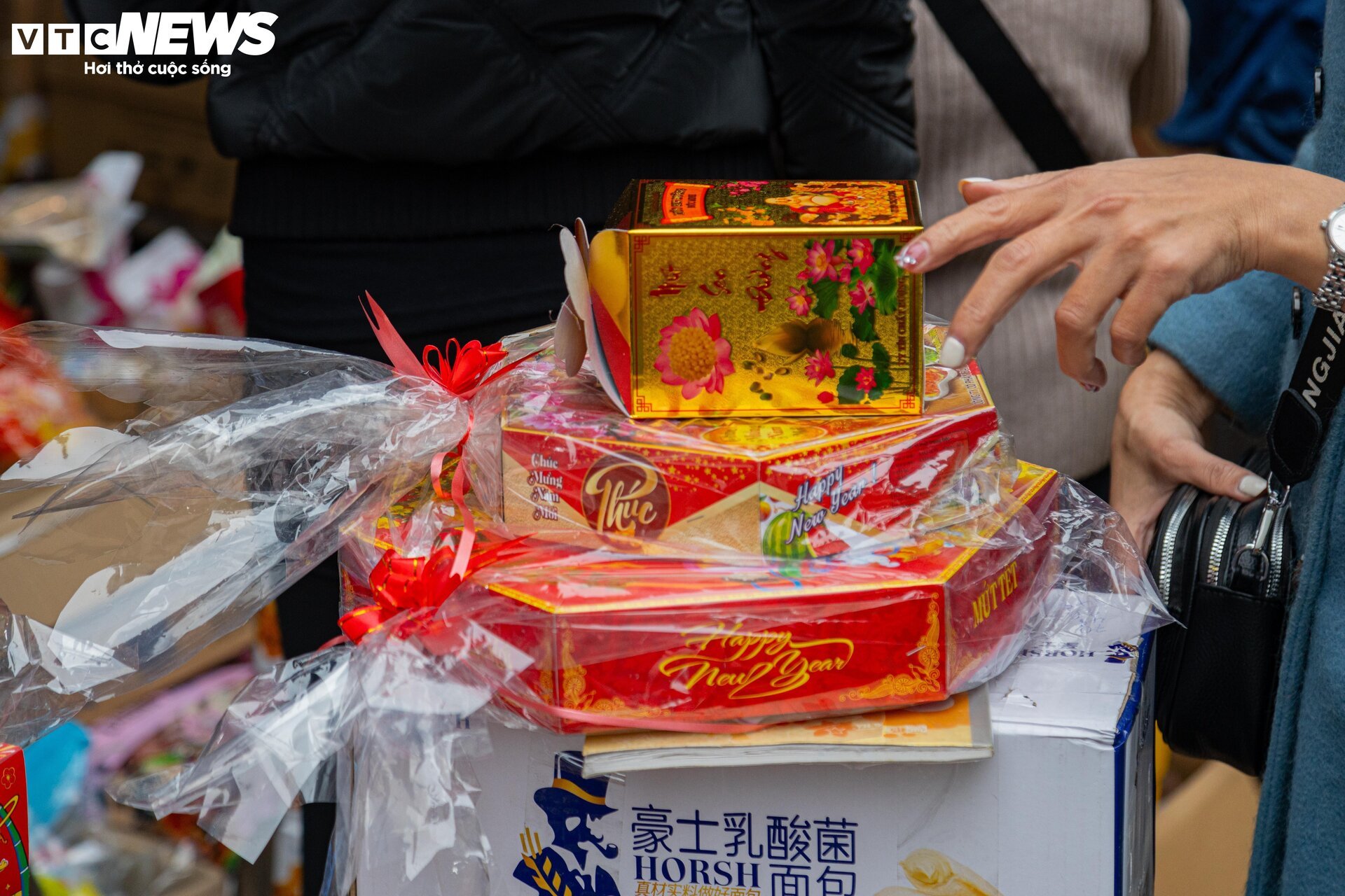 Người dân đổ xô sắm Tết, 'thủ phủ' bánh kẹo ở Hà Nội 'thất thủ' - Ảnh 9.