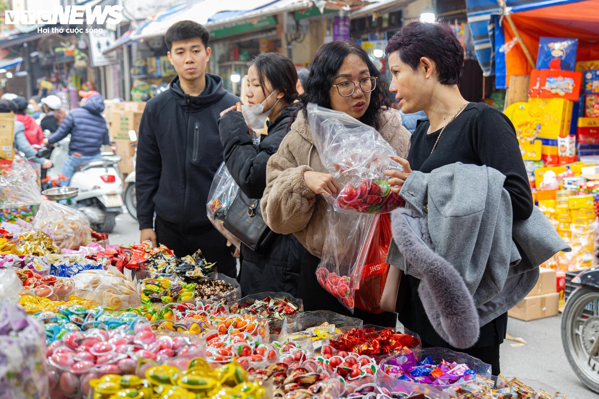 Người dân đổ xô sắm Tết, 'thủ phủ' bánh kẹo ở Hà Nội 'thất thủ' - Ảnh 7.