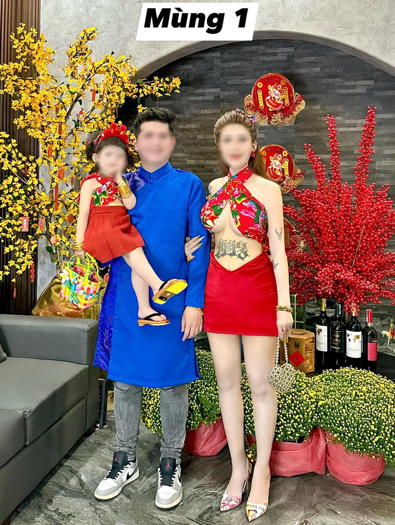 Outfit diện Tết hở hết da thịt của gái một con gây tranh cãi, ai cũng quan tâm thái độ anh chồng- Ảnh 4. Outfit diện Tết hở hết da thịt của gái một con gây tranh cãi, ai cũng quan tâm thái độ anh chồng- Ảnh 4.