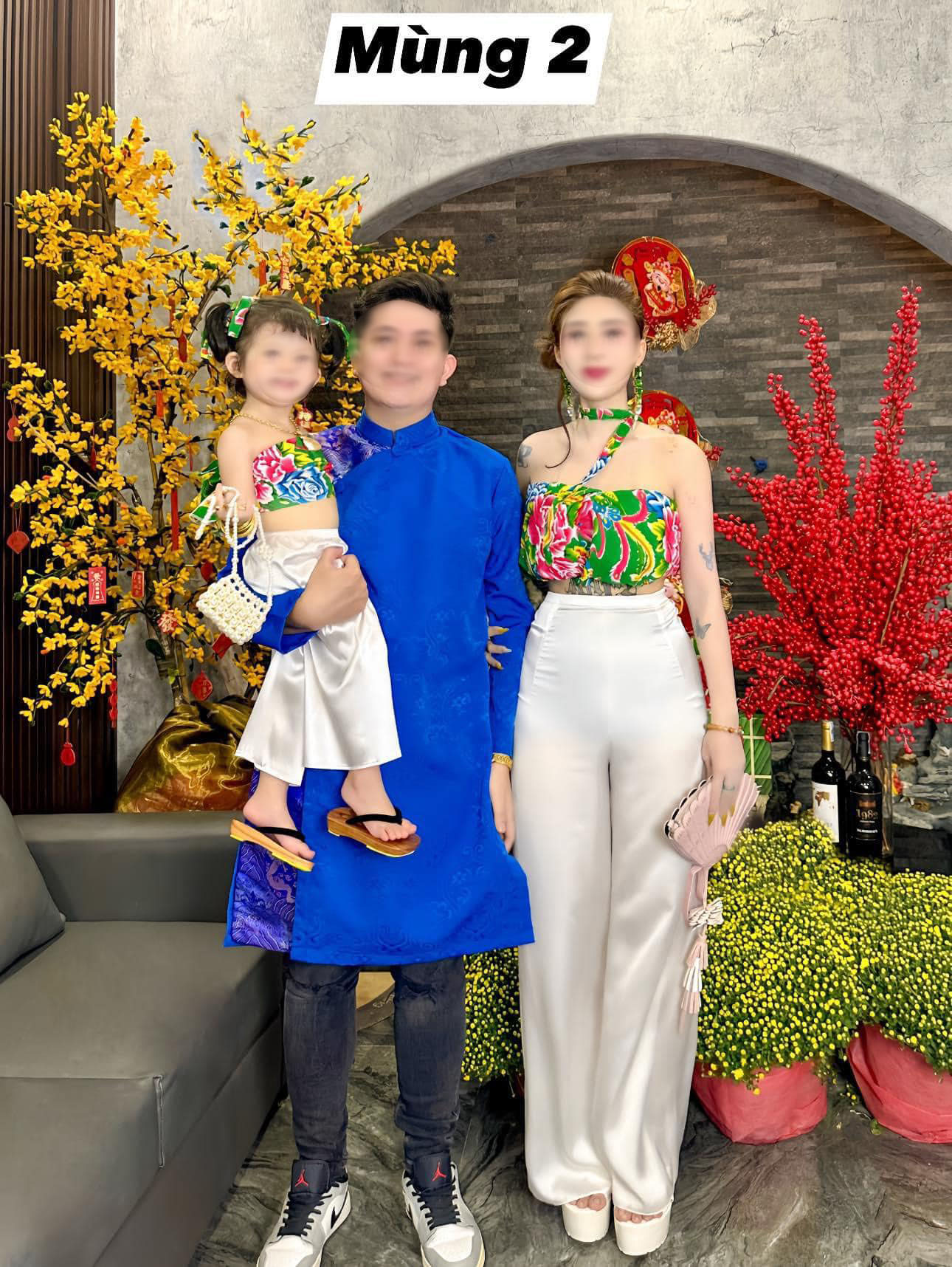 Outfit diện Tết hở hết da thịt của gái một con gây tranh cãi, ai cũng quan tâm thái độ anh chồng- Ảnh 1. Outfit diện Tết hở hết da thịt của gái một con gây tranh cãi, ai cũng quan tâm thái độ anh chồng- Ảnh 1.