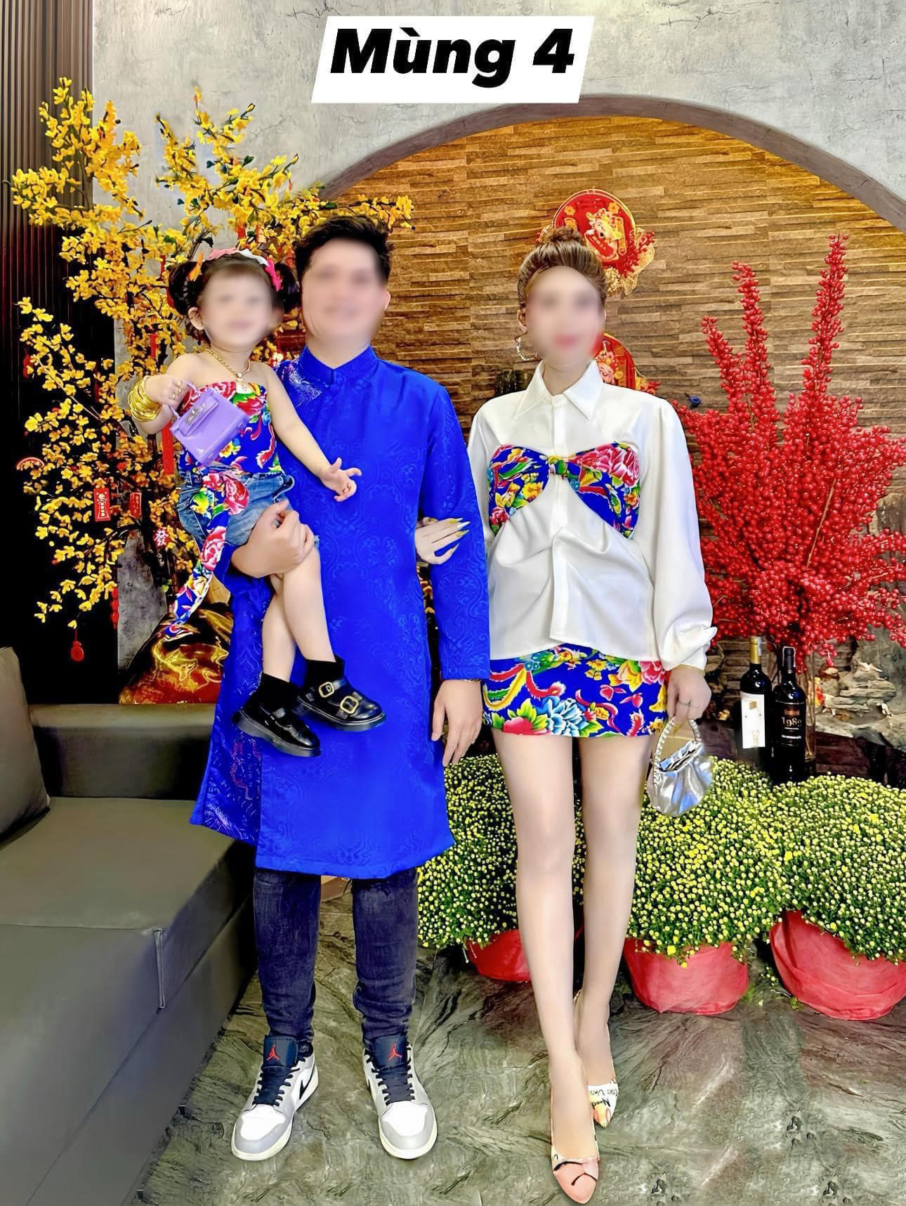 Outfit diện Tết hở hết da thịt của gái một con gây tranh cãi, ai cũng quan tâm thái độ anh chồng- Ảnh 2. Outfit diện Tết hở hết da thịt của gái một con gây tranh cãi, ai cũng quan tâm thái độ anh chồng- Ảnh 2.
