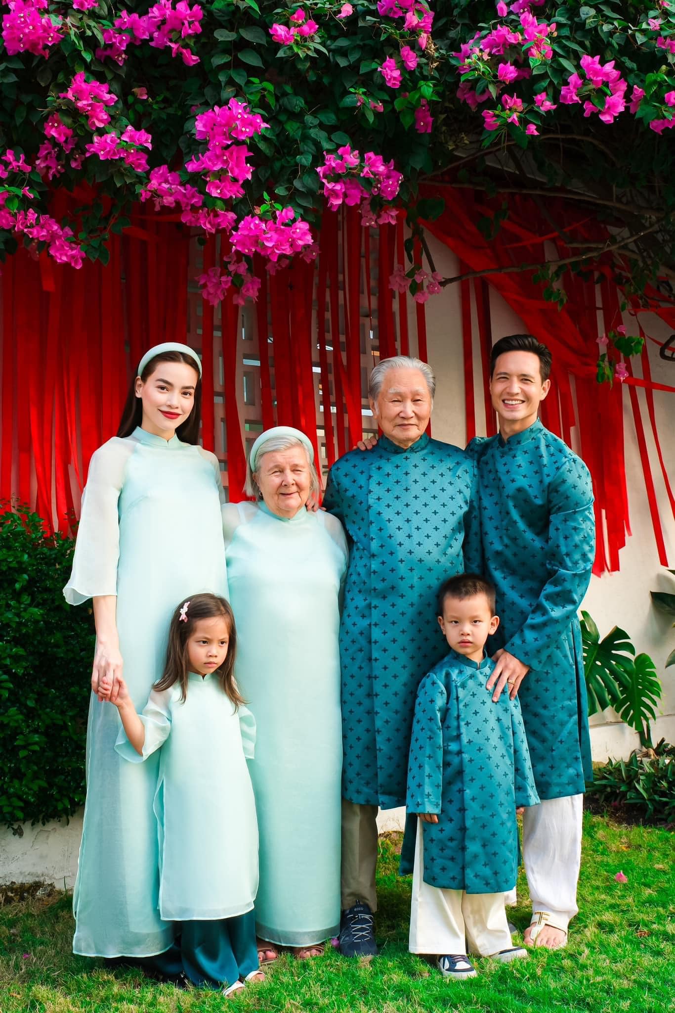 Subeo lộ vẻ ngoài lớn phổng phao, thừa hưởng điểm đắt giá từ Hà Hồ trong loạt ảnh gia đình Mùng 1 Tết - Ảnh 1.