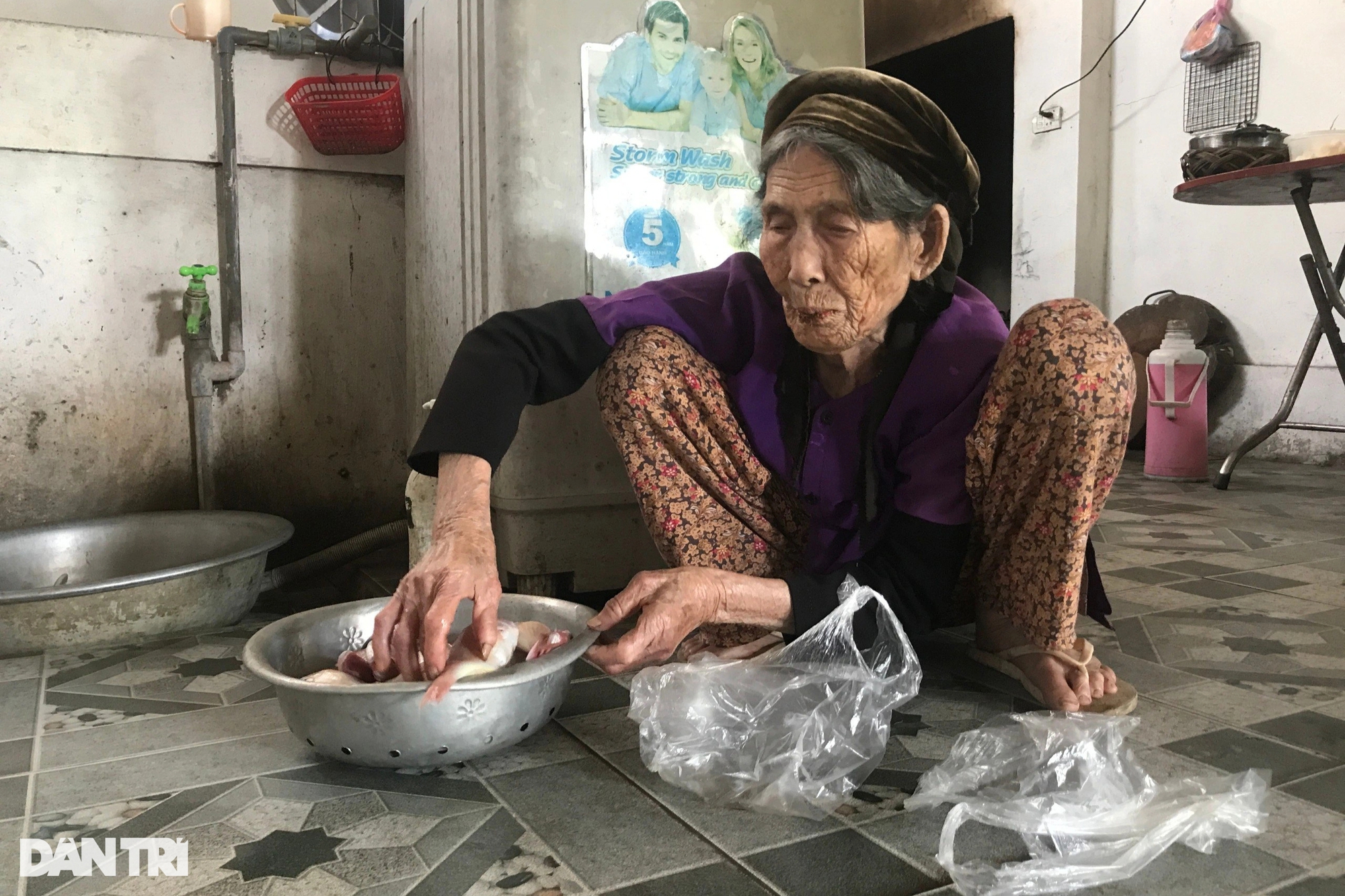 Ngôi làng trường thọ ở Nghệ An: Cụ bà 106 tuổi vẫn thái rau cho gà, vịt - Ảnh 2.