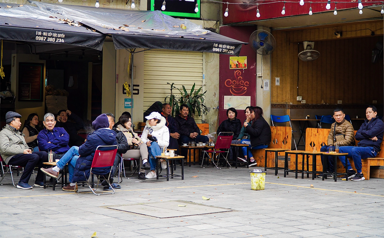 Hà Nội: Nhiều quán ăn, cafe mở xuyên Tết, phụ thu từ 10% - Ảnh 1.