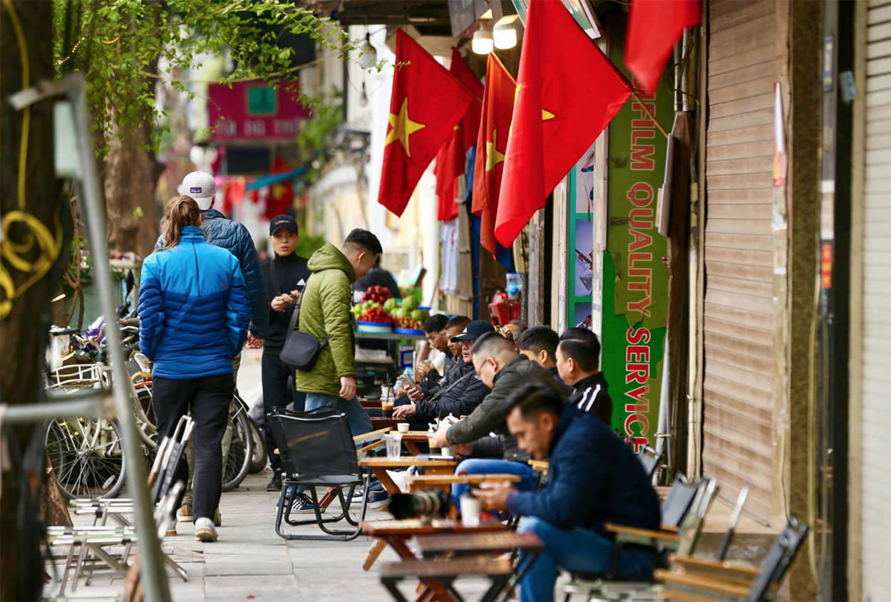 Hà Nội: Nhiều quán ăn, cafe mở xuyên Tết, phụ thu từ 10% - Ảnh 2.