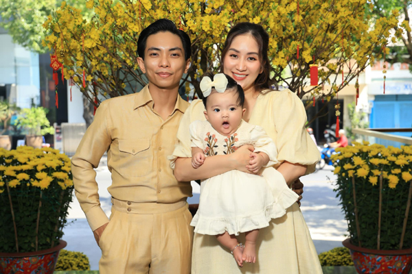 Nhóc tì nhà Hồ Ngọc Hà, Khánh Thi 'chiếm sóng' bố mẹ trong bộ ảnh Tết - Ảnh 10.