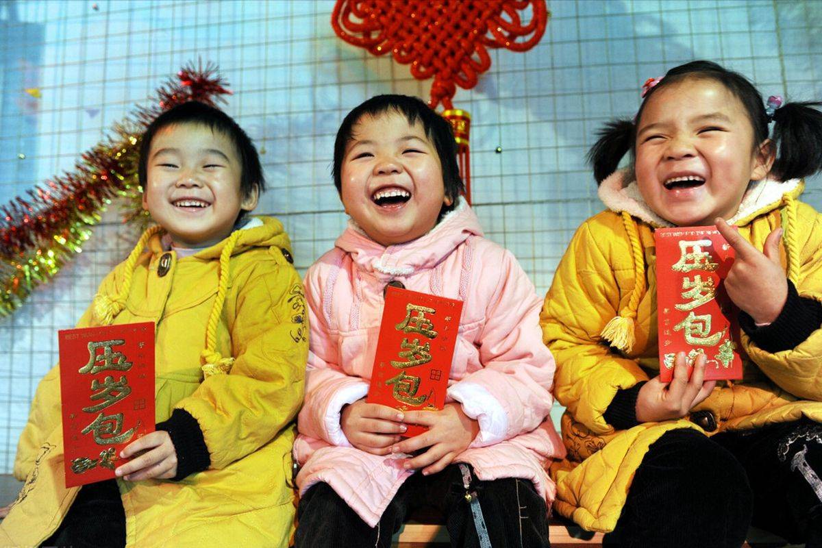 &quot;Tại sao bà nội lì xì con ít hơn bà ngoại?&quot; - Bố mẹ thông minh trả lời thế này để không ai bối rối- Ảnh 2.